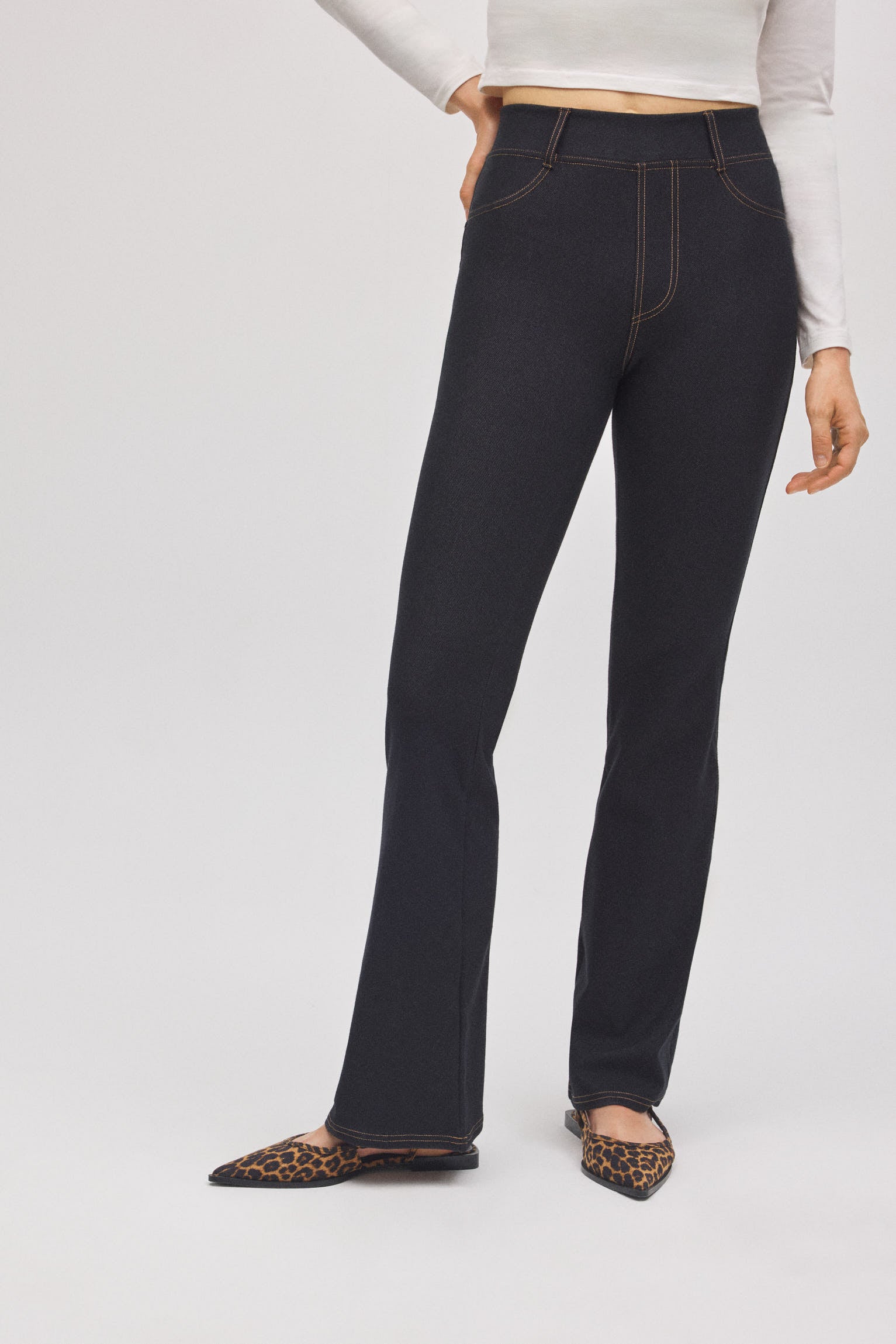 70457-2-pantalones-vaqueros-elasticos-flare-negro-ysabel-mora