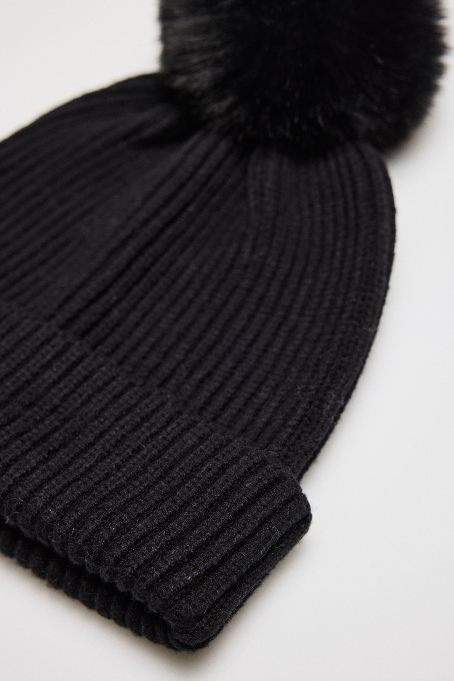 70653-2-gorro-pompon-mujer-ysabel-mora - Negro