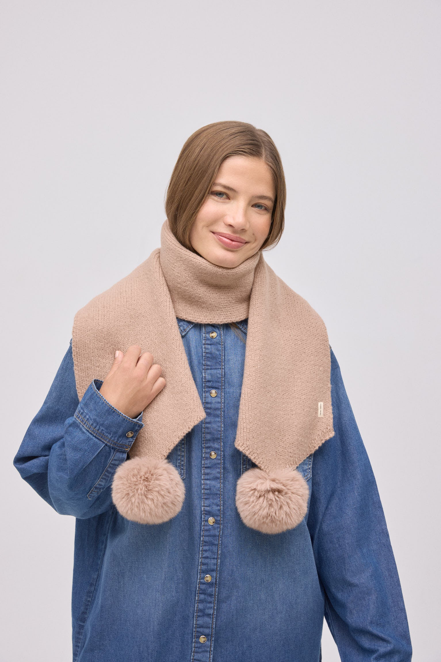 70691-1-bufanda-con-pompones-beige