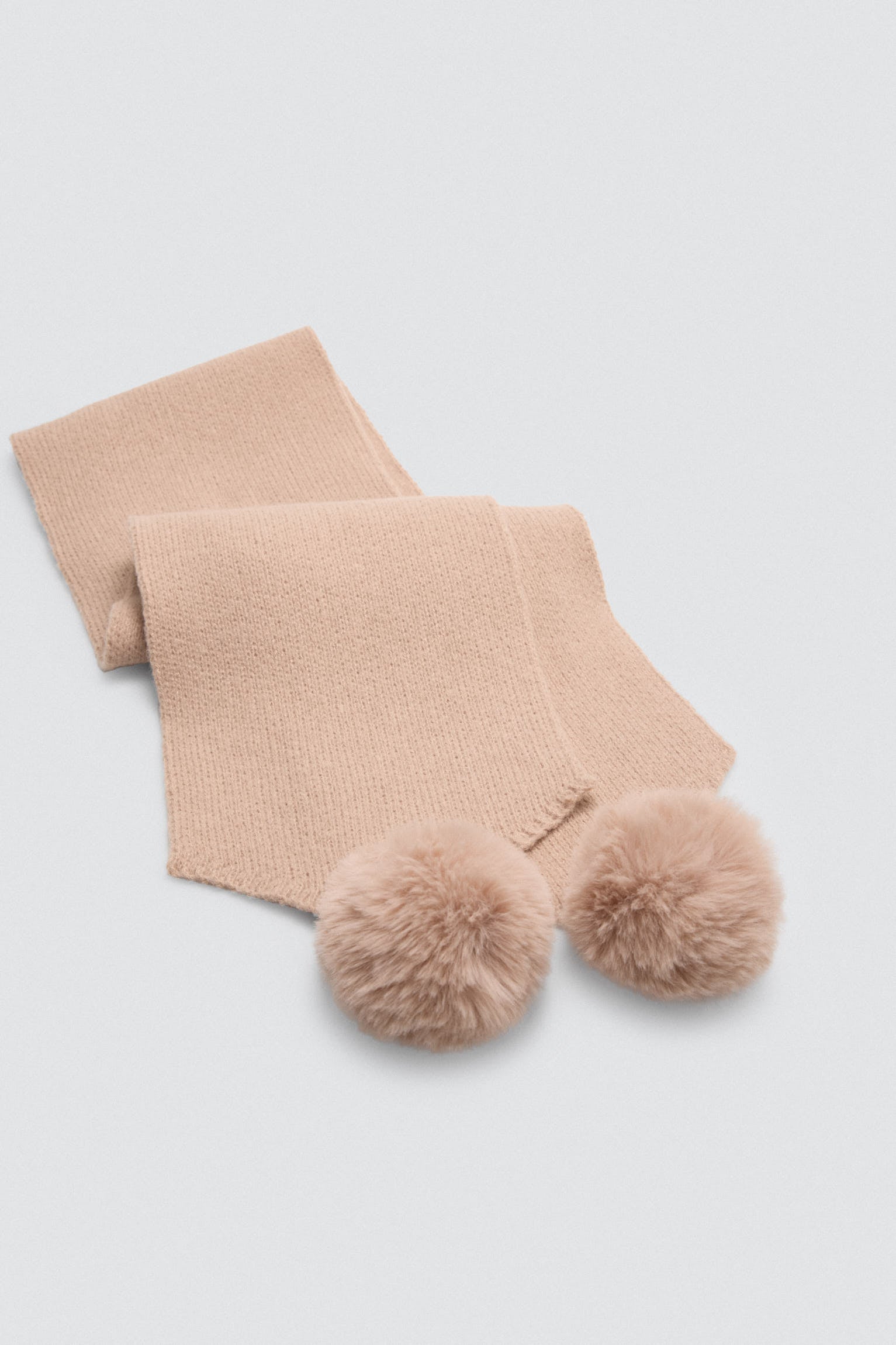 70691-3-bufanda-con-pompones-beige