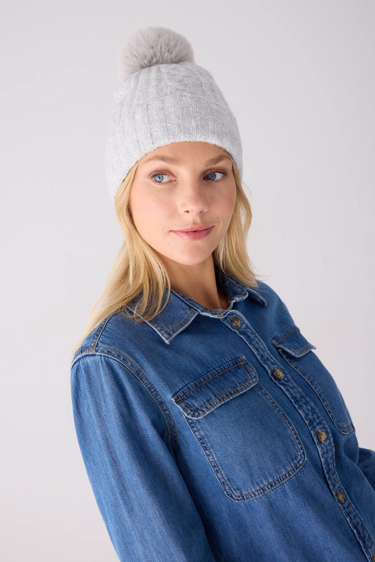 Gorro de punto para mujer detalle pompón forro polar gris