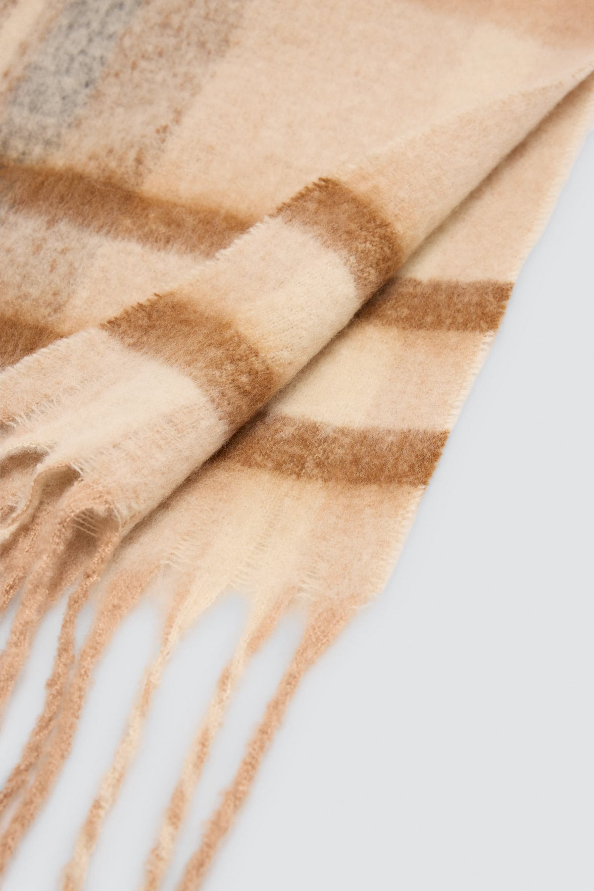 Bufanda de mujer detalle flecos estampado cuadros beige