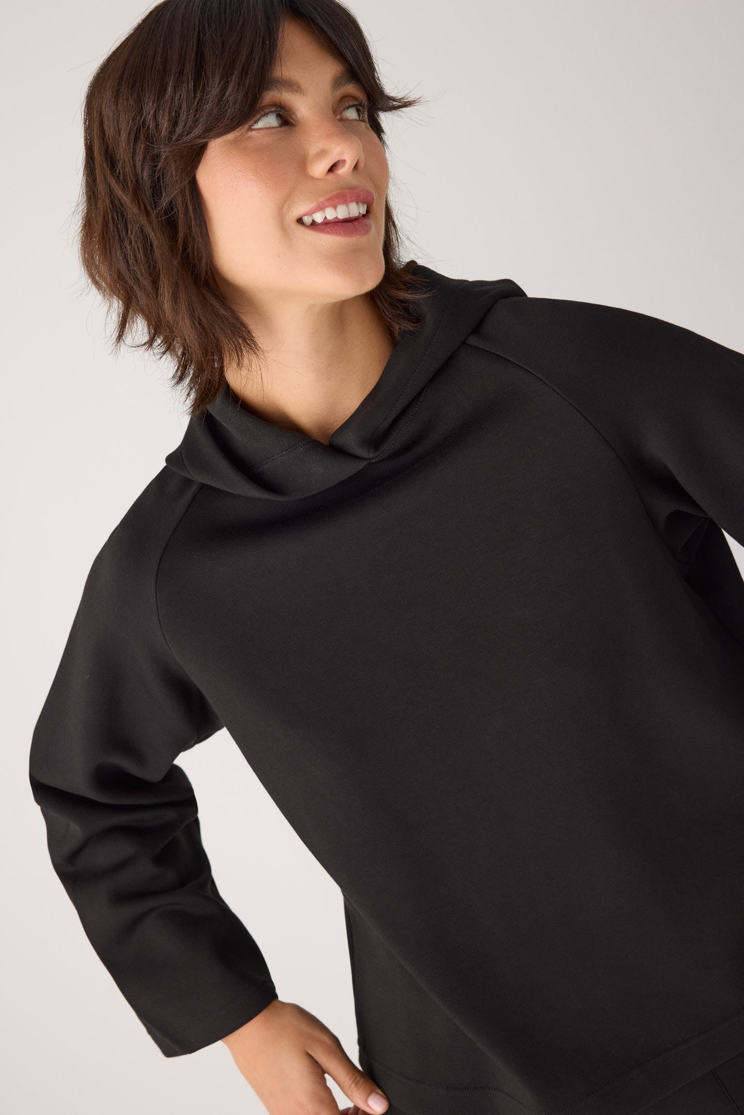 70740-black-sudadera-afelpada-capucha-manga-raglan-negro