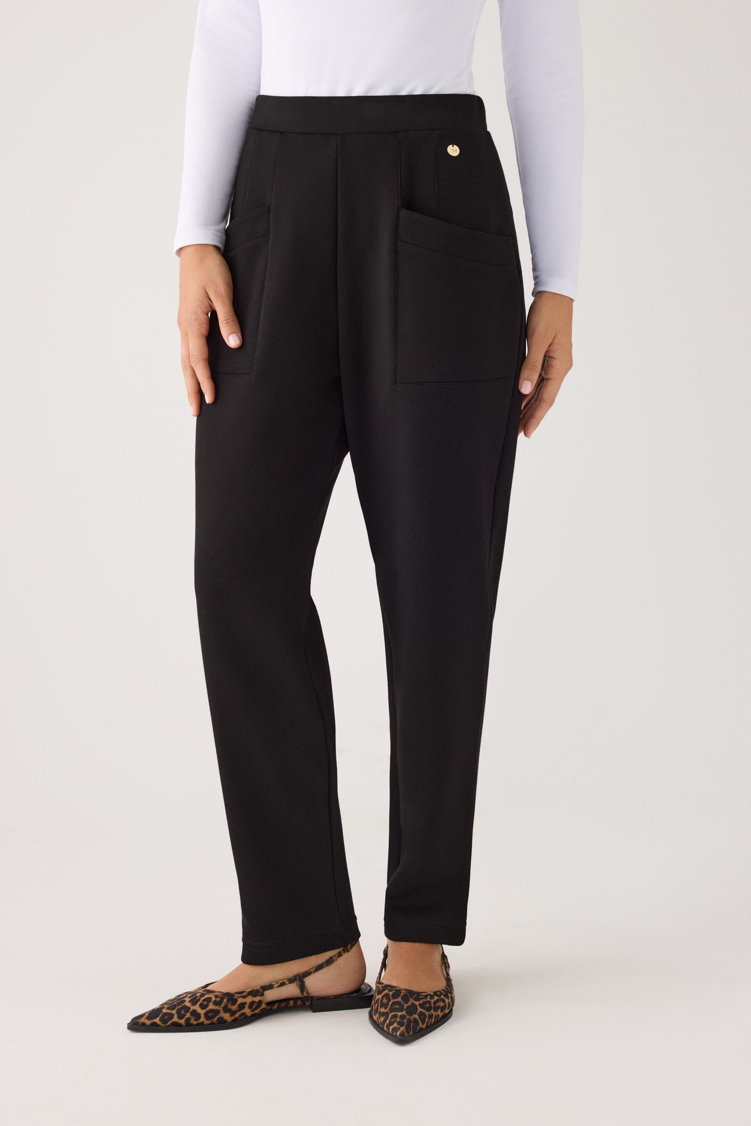 70744-black-pantalones-comodos-slim-afelpados-tiro-alto-bolsillos-negro