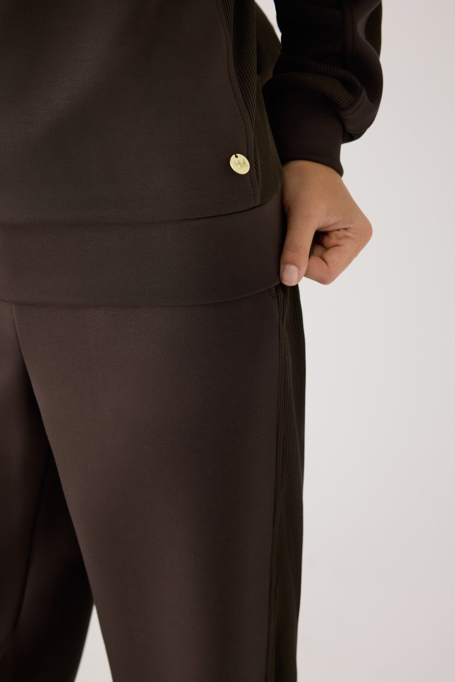 70748-dark-chocolate-pantalones-comodos-jogger-afelpados-tiro-alto-canale-marron-chocolate