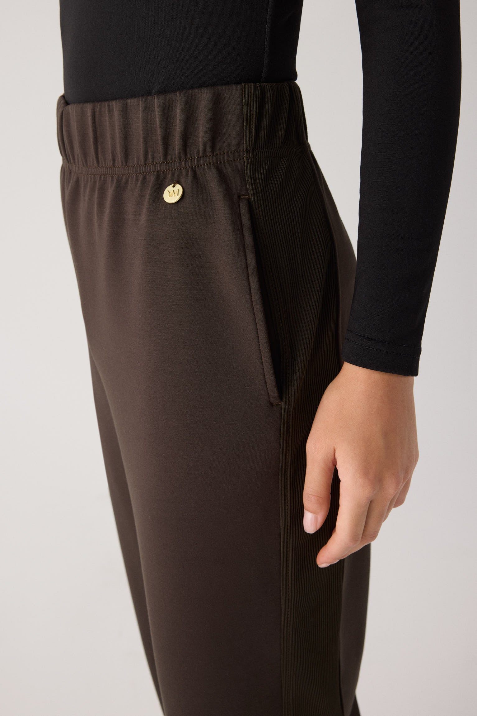70748-dark-chocolate-pantalones-comodos-jogger-afelpados-tiro-alto-canale-marron-chocolate