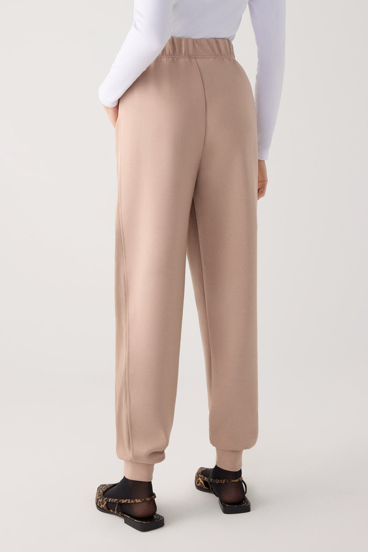 70748-taupe-pantalones-comodos-jogger-afelpados-tiro-alto-canale-beige