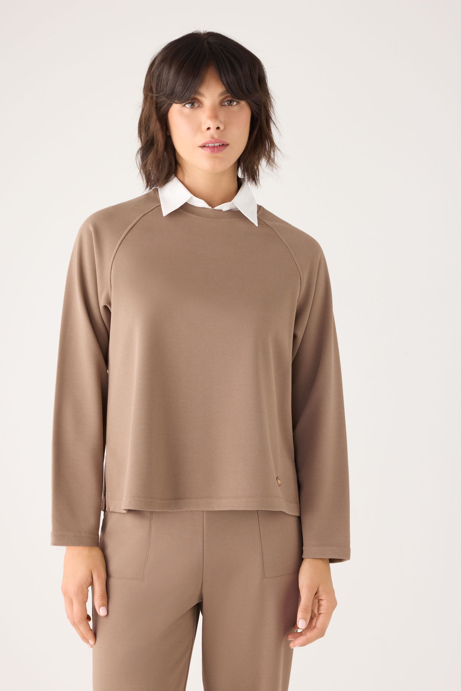 70750-khaki-medio-jersey-comodo-textura-pique-cuello-redondo-manga-raglan-camel