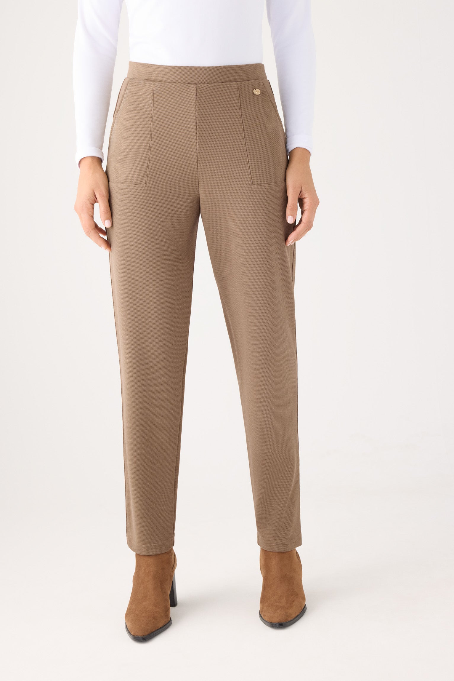 70752-khaki-medio-pantalones-comodos-slim-textura-pique-tiro-alto-camel