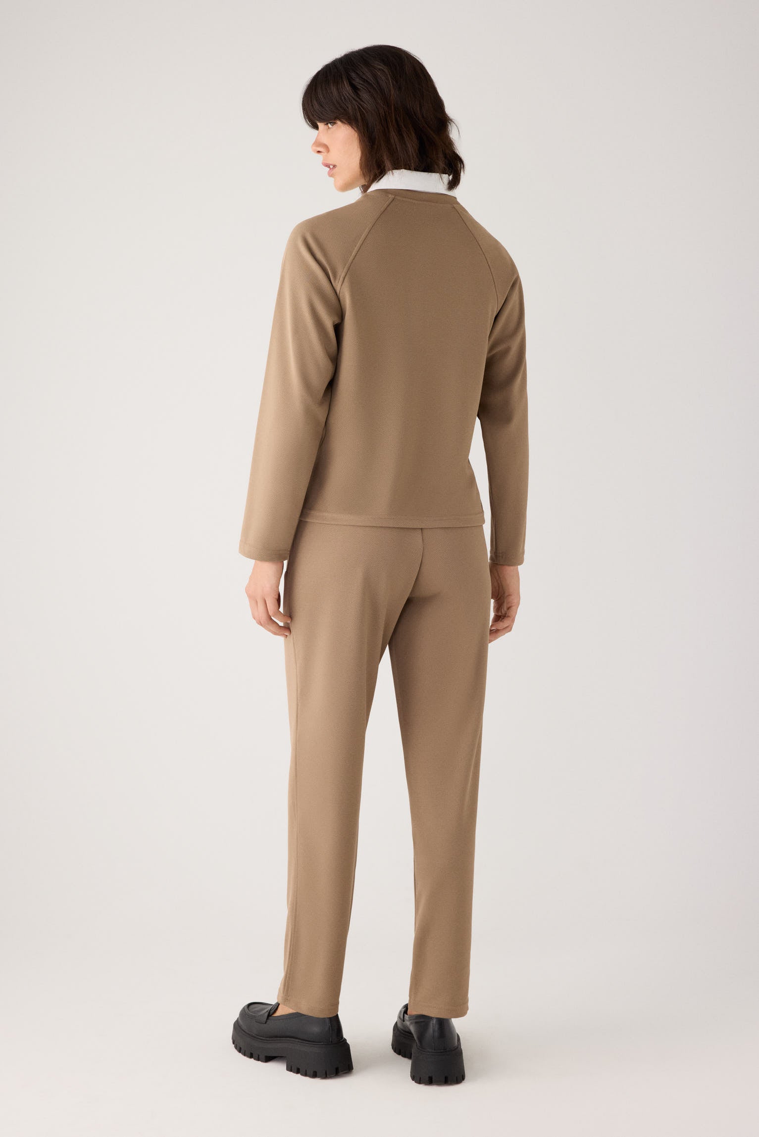70752-khaki-medio-pantalones-comodos-slim-textura-pique-tiro-alto-camel