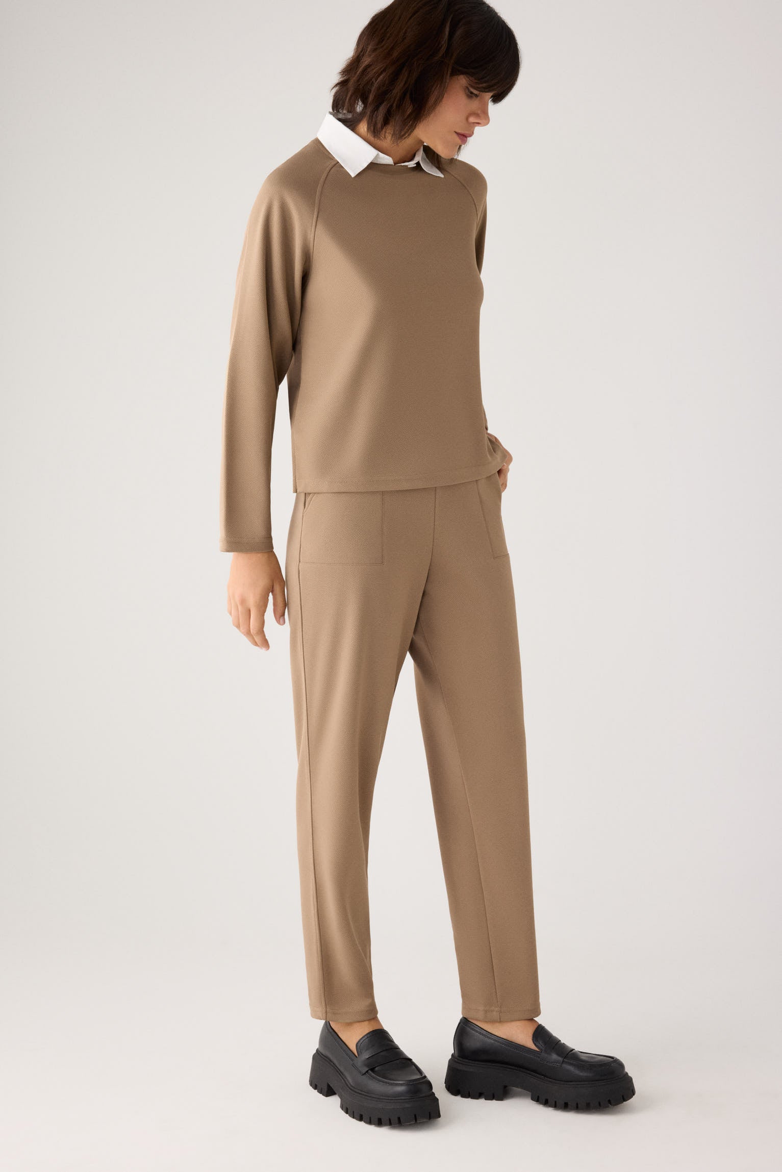 70752-khaki-medio-pantalones-comodos-slim-textura-pique-tiro-alto-camel