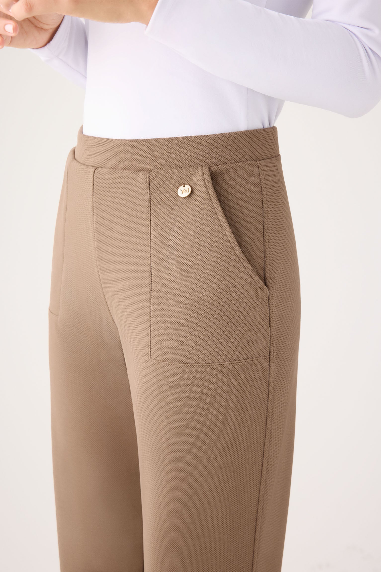 70752-khaki-medio-pantalones-comodos-slim-textura-pique-tiro-alto-camel