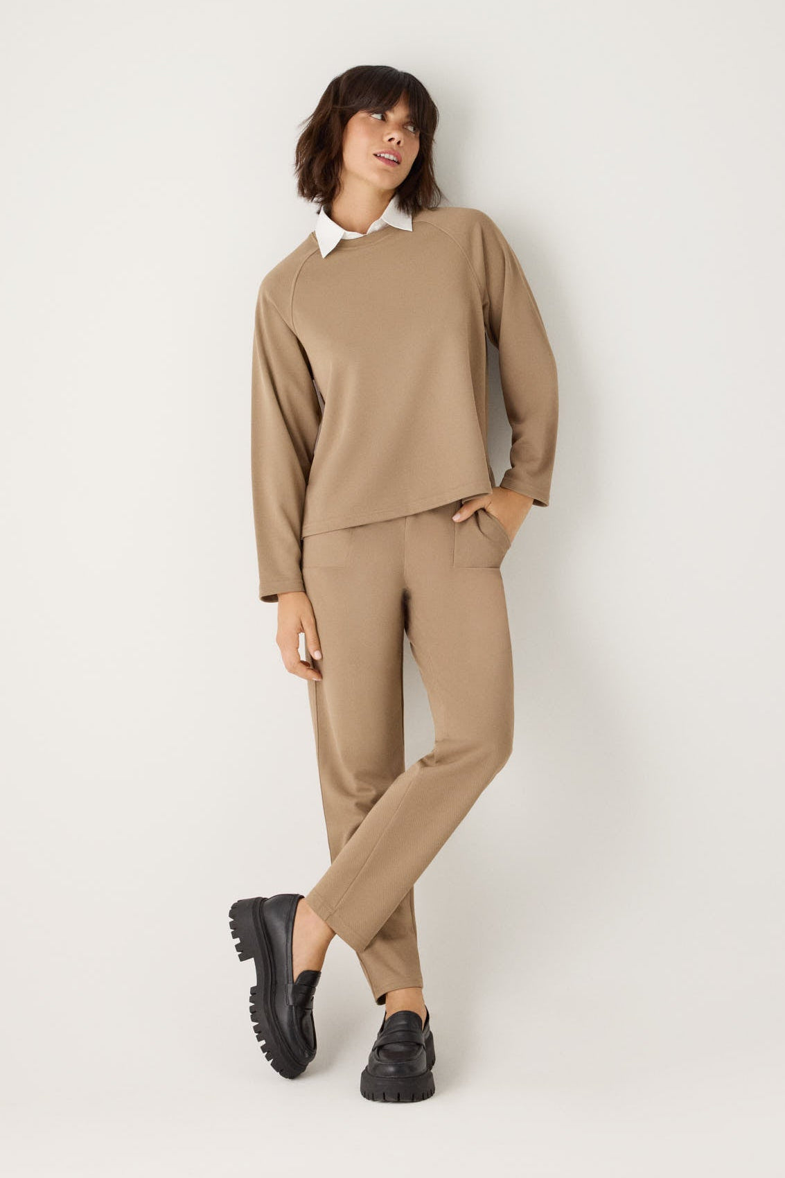 70752-khaki-medio-pantalones-comodos-slim-textura-pique-tiro-alto-camel