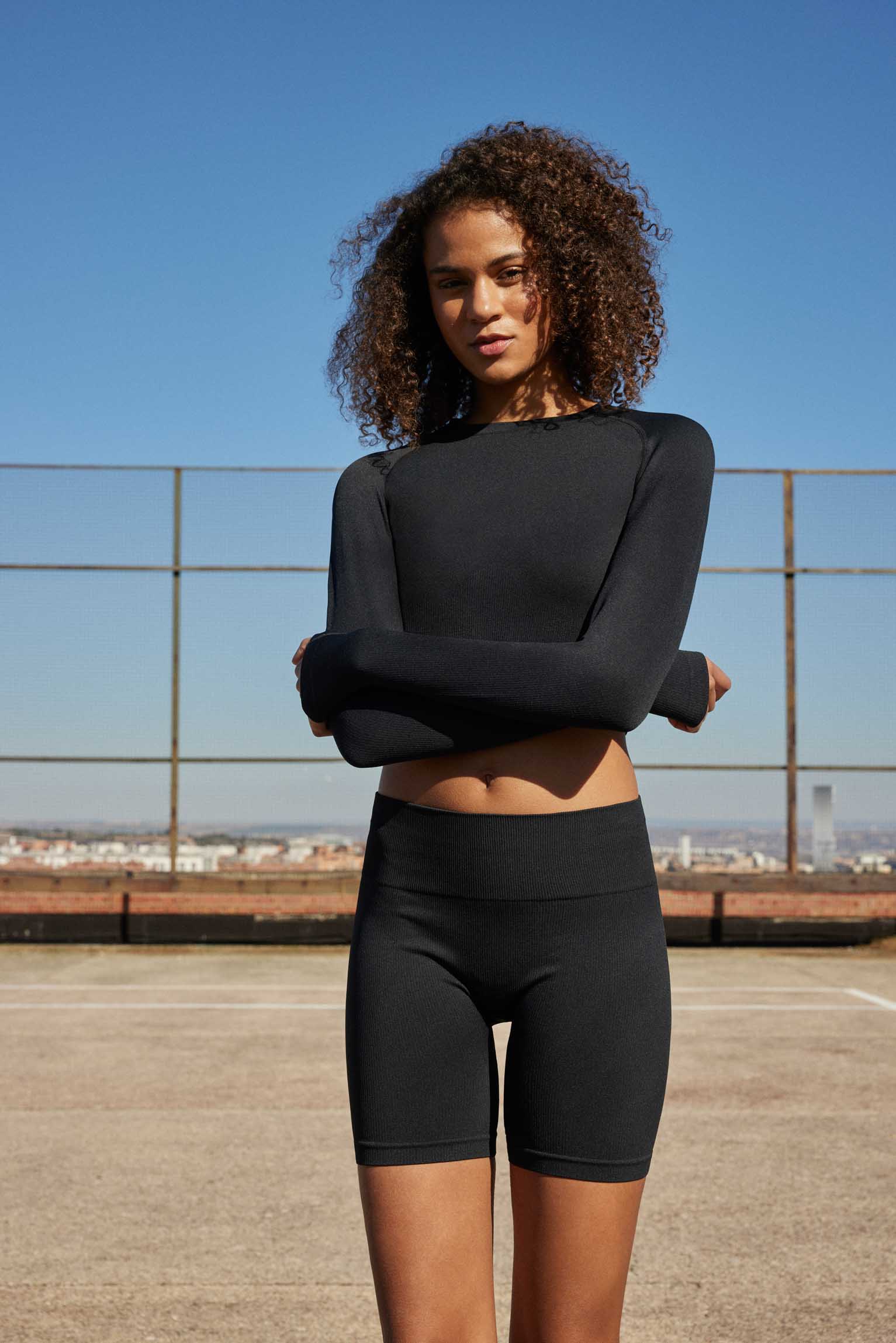 Black ribbed short sports leggings