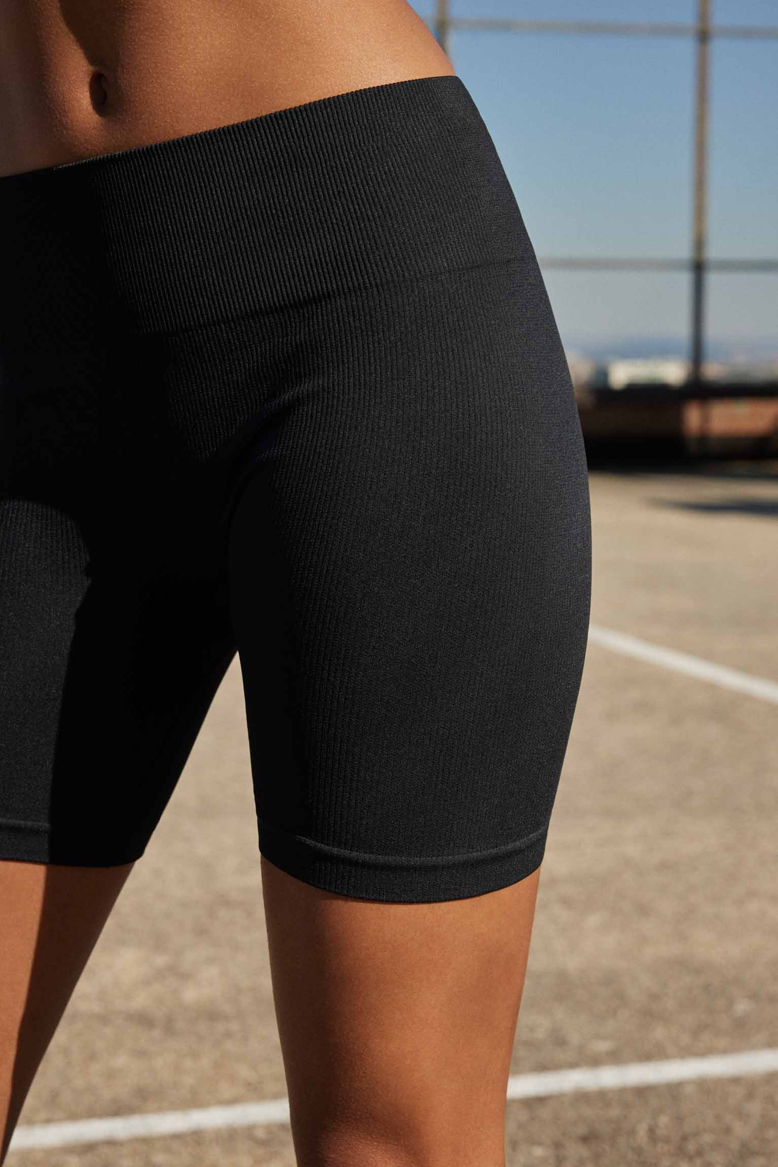 Black ribbed short sports leggings