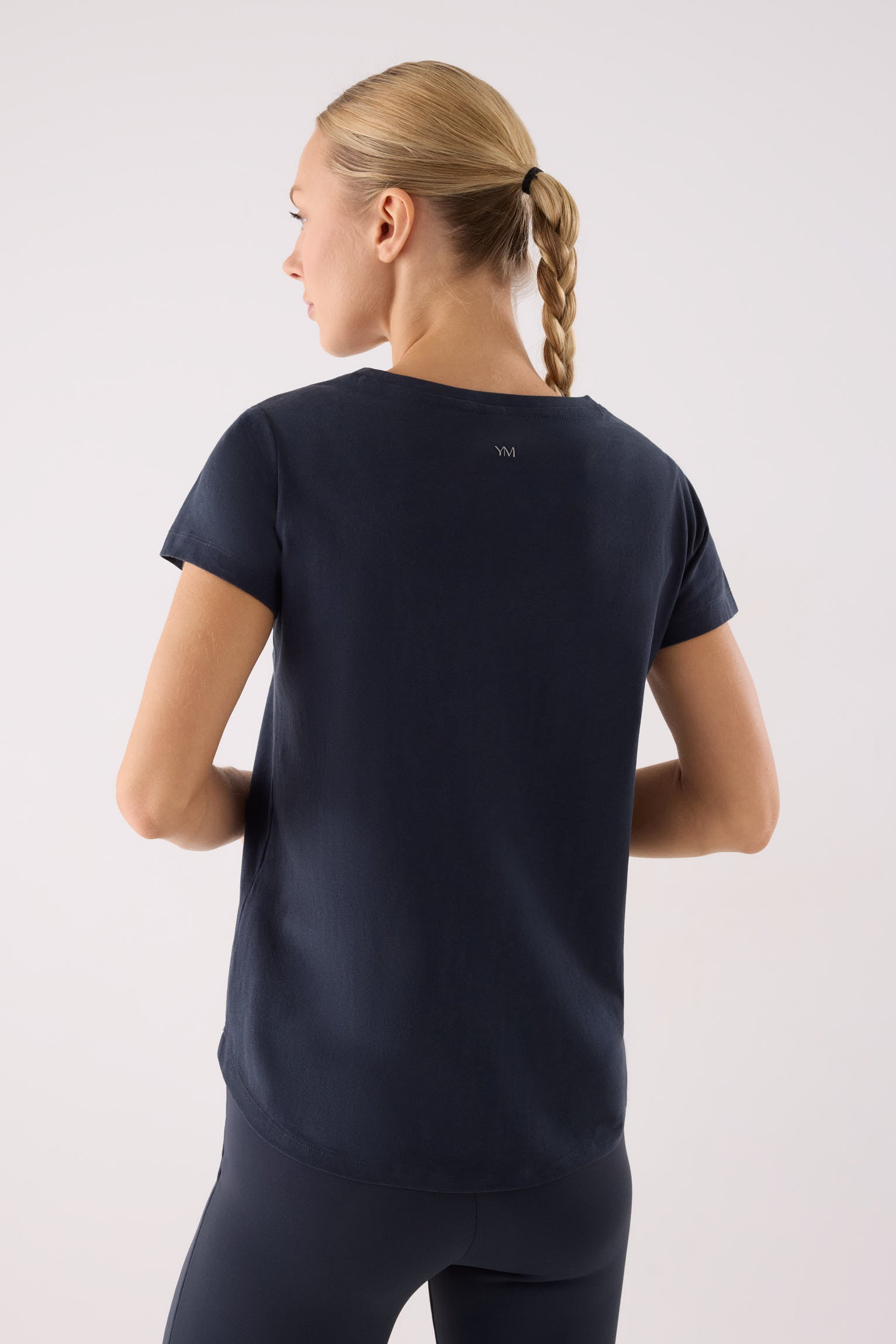 camiseta deportiva algodón gimnasio en azul noche vista en movimiento para entrenamientos corte cómodo para entrenar o vestir en clave fitness