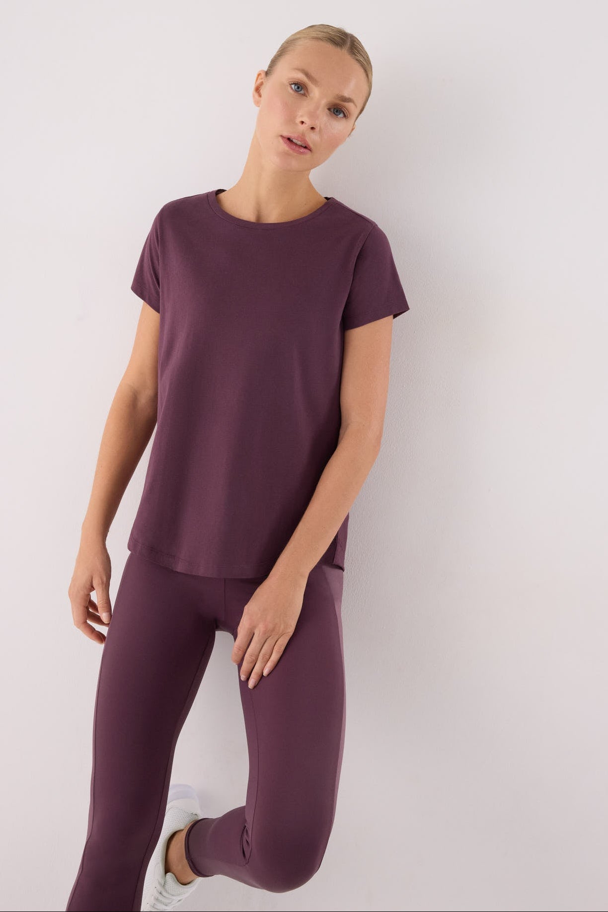 camiseta deportiva algodón gimnasio en granate cherry lacquer vista lateral del conjunto fitness corte cómodo para entrenar o vestir en clave fitness