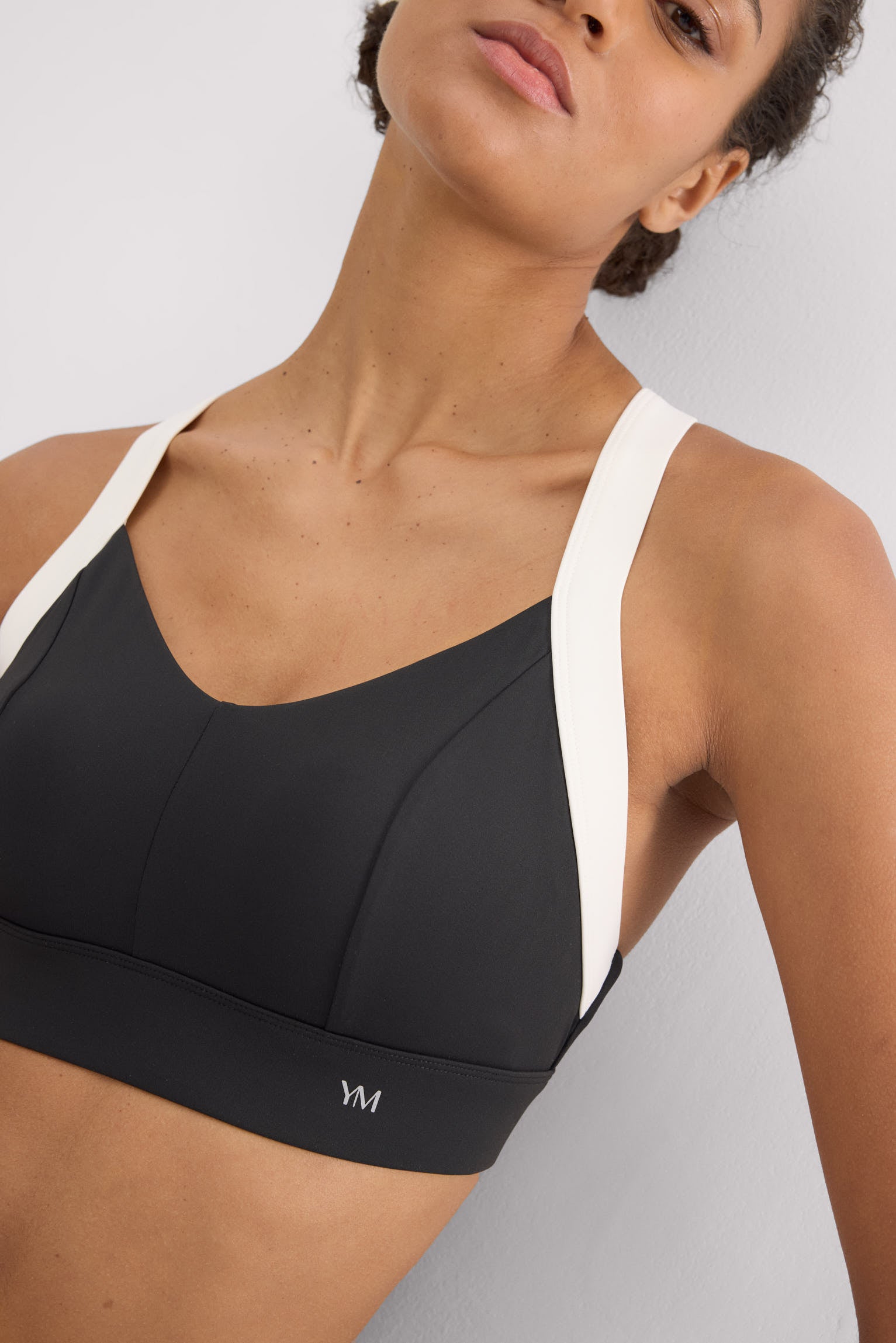 Sujetador deportivo contorno ajustable blanco y negro - Ysabel Mora