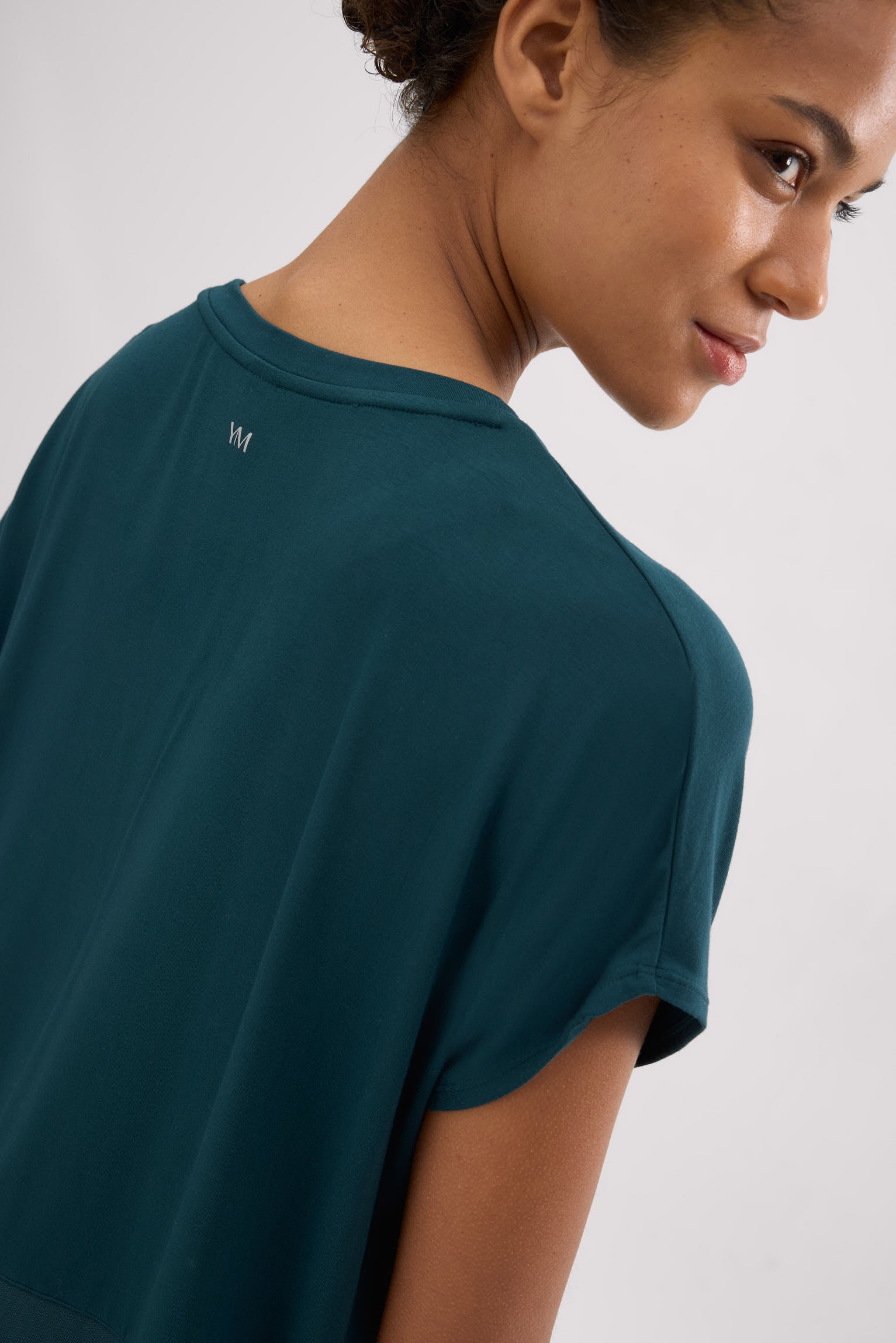 Camiseta deportiva manga corta fluida verde botella - Ysabel Mora