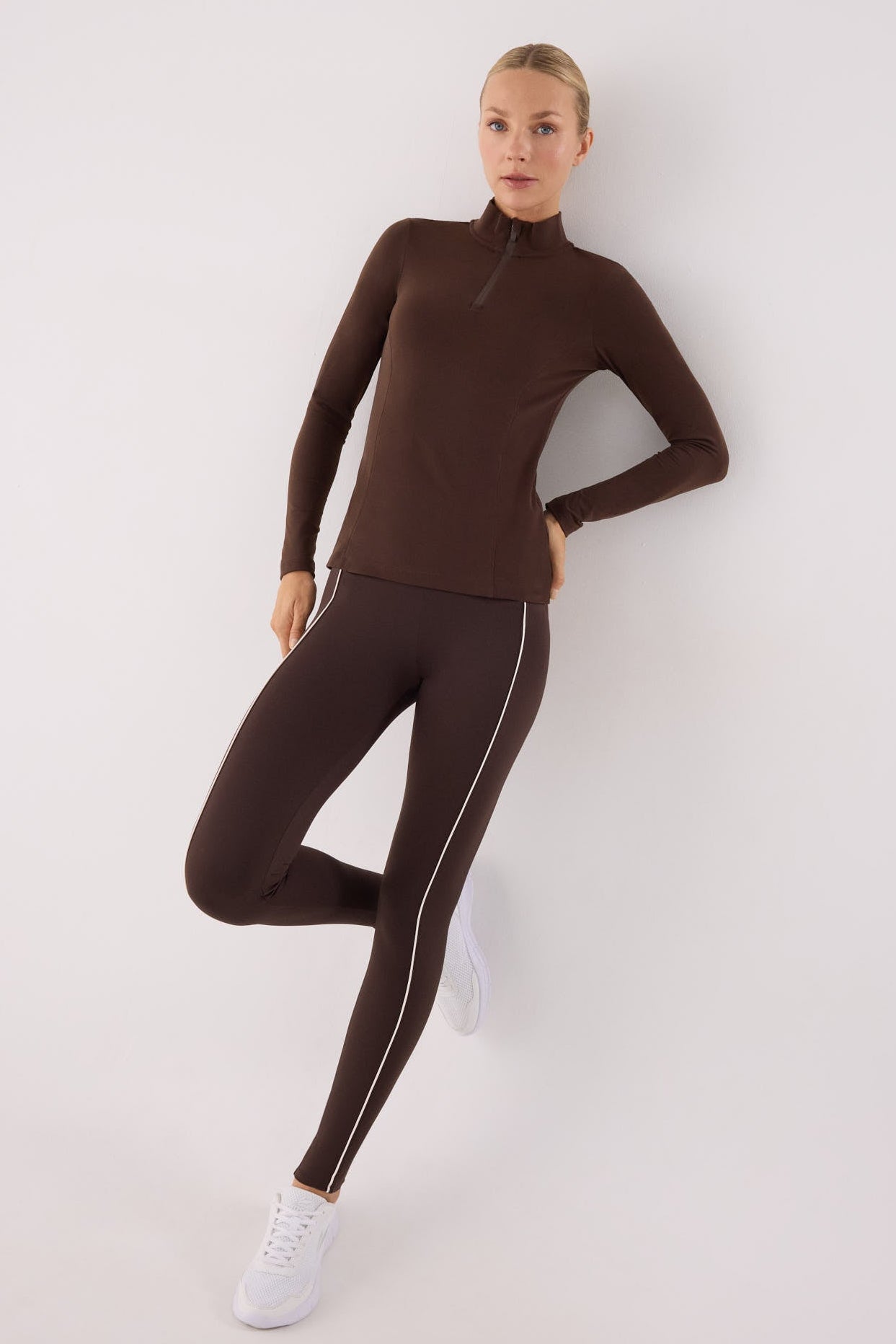 camiseta deportiva manga larga con media cremallera gimnasio en marrón dark chocolate detalle tejido acabado tejido transpirable con interior afelpado