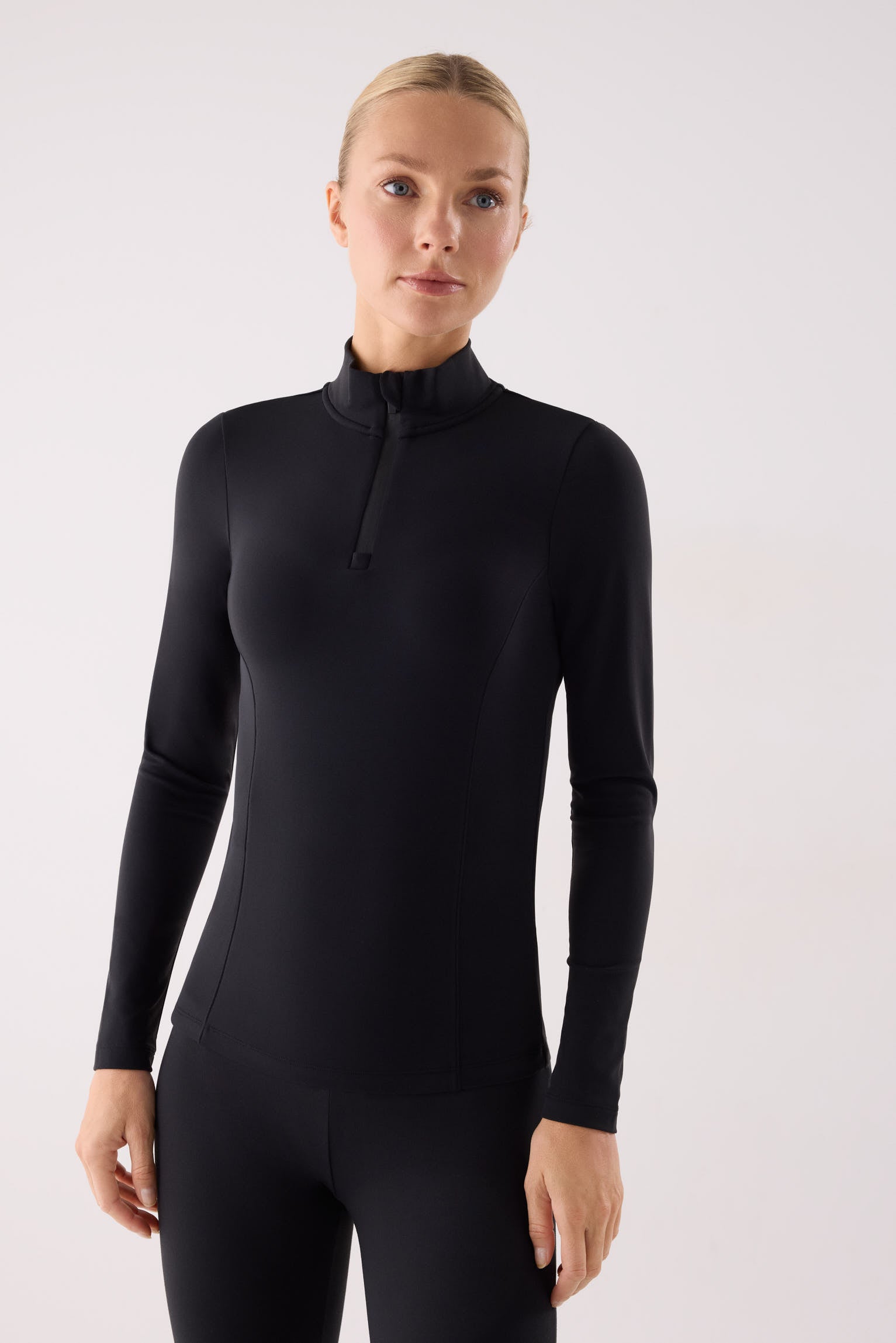 camiseta deportiva manga larga con media cremallera gimnasio en negro vista principal en look deportivo tejido transpirable con interior afelpado