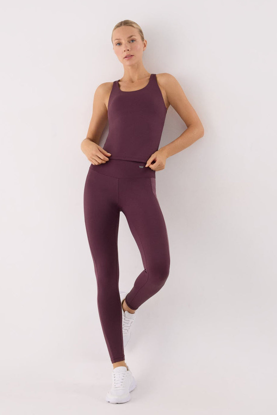 camiseta deportiva con top interior gimnasio en granate cherry lacquer vista lateral del conjunto fitness relleno extraíble ajuste tipo segunda piel