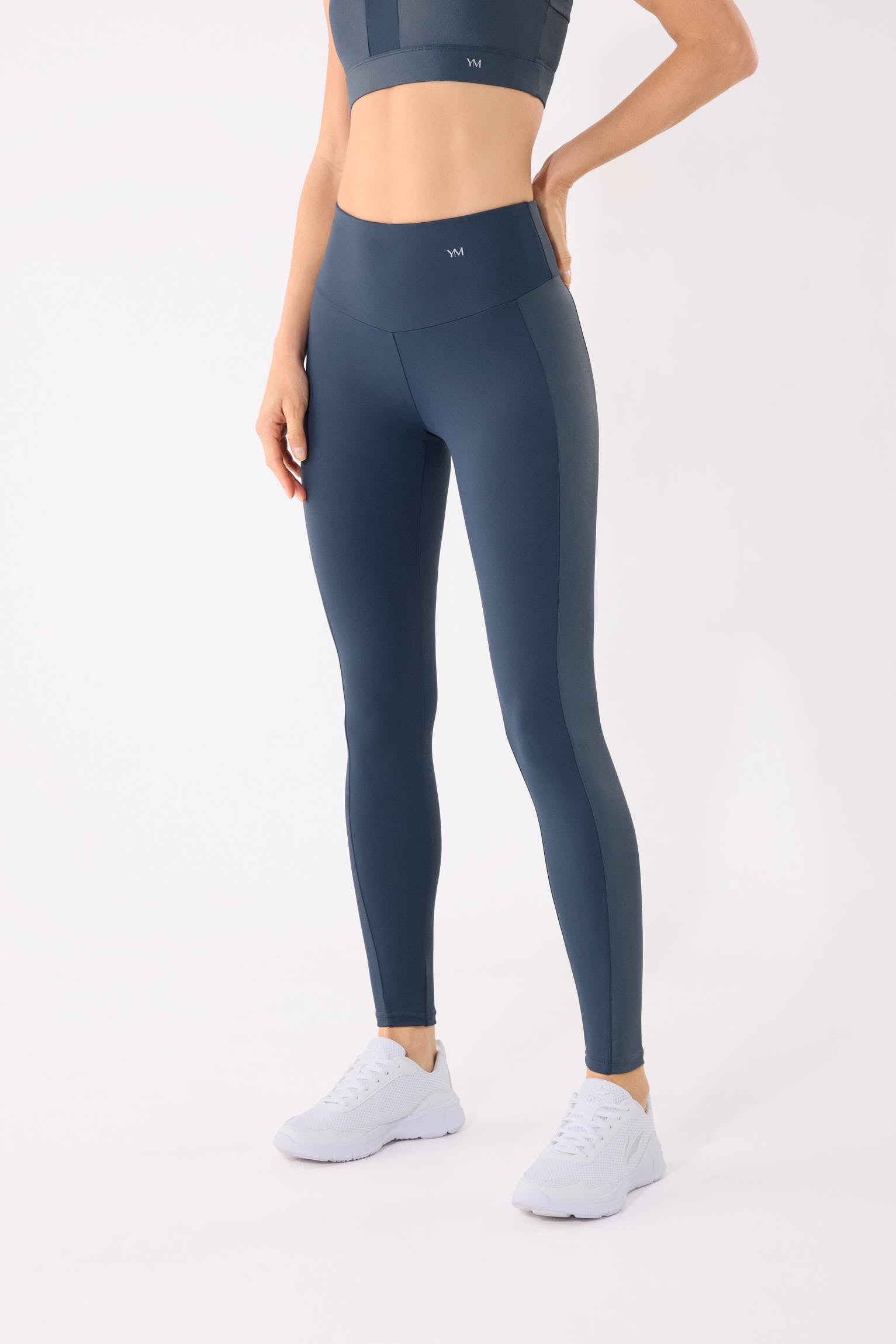 leggings deportivos pitillo con efecto metalizado gimnasio en azul noche vista principal en look deportivo tiro alto bolsillo interior