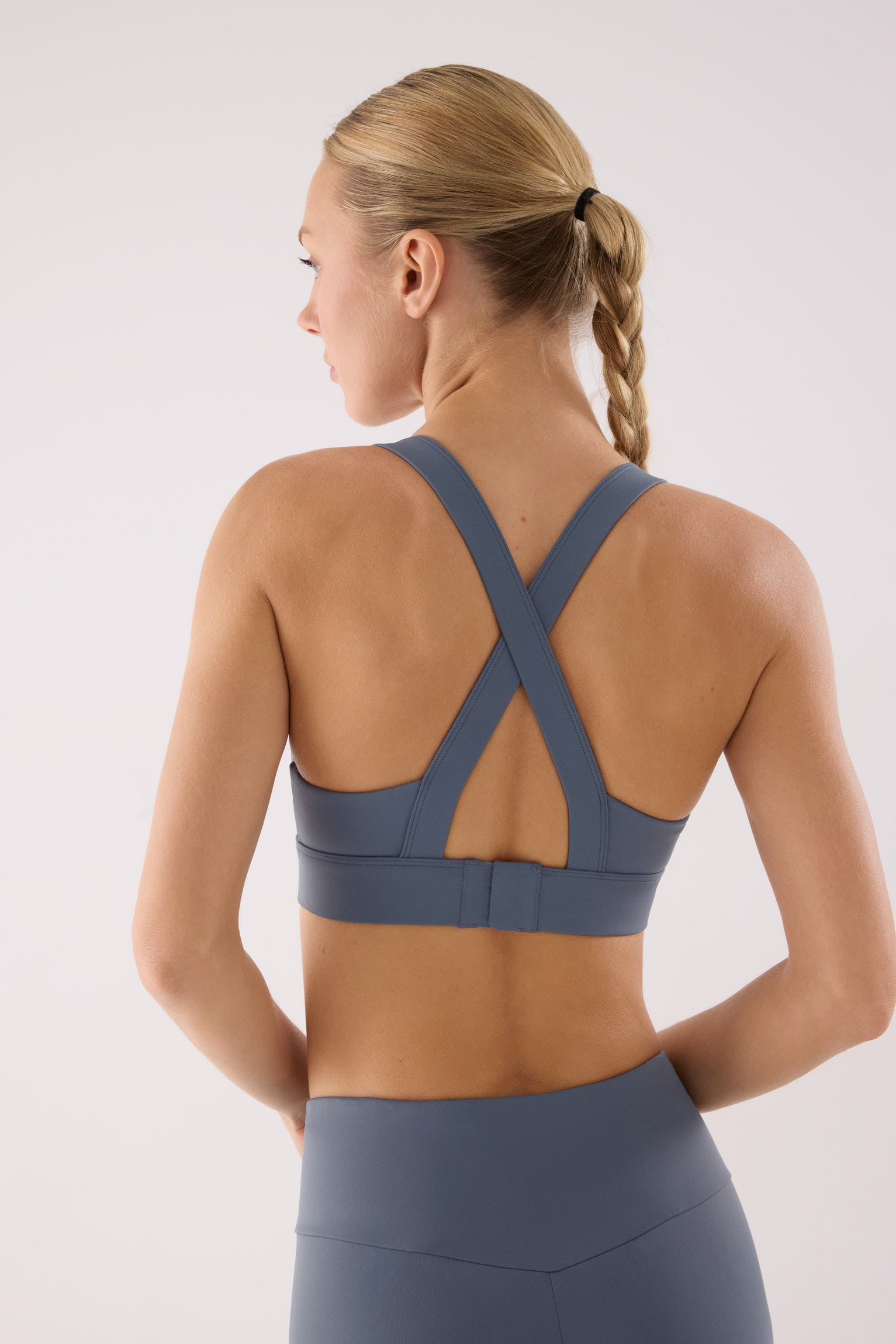 sujetador deportivo gimnasio sujeción media gimnasio en azul goblin vista en movimiento para entrenamientos copa fija transpirable broche multiposición