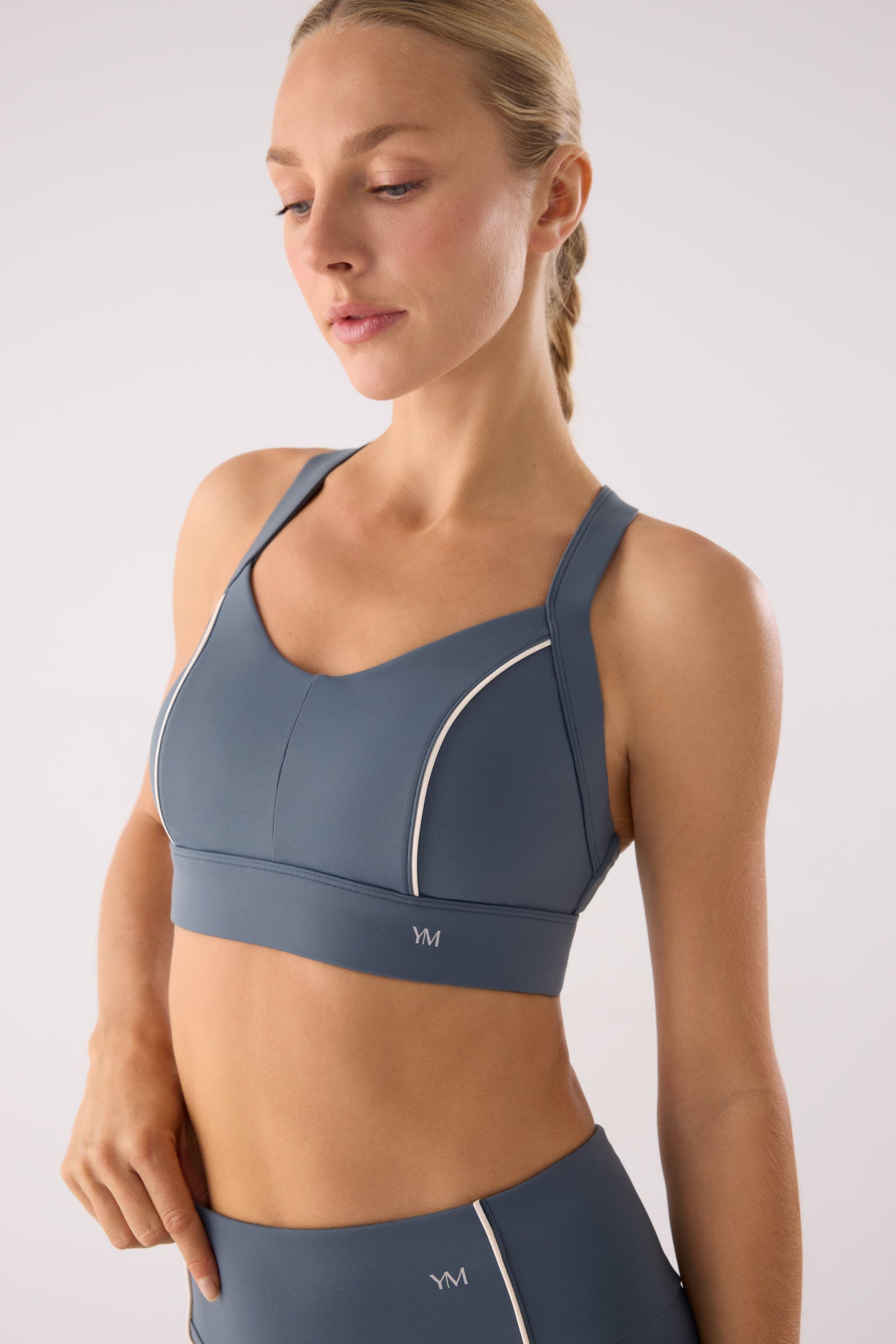 sujetador deportivo gimnasio sujeción media gimnasio en azul goblin detalle ajuste silueta copa fija transpirable broche multiposición