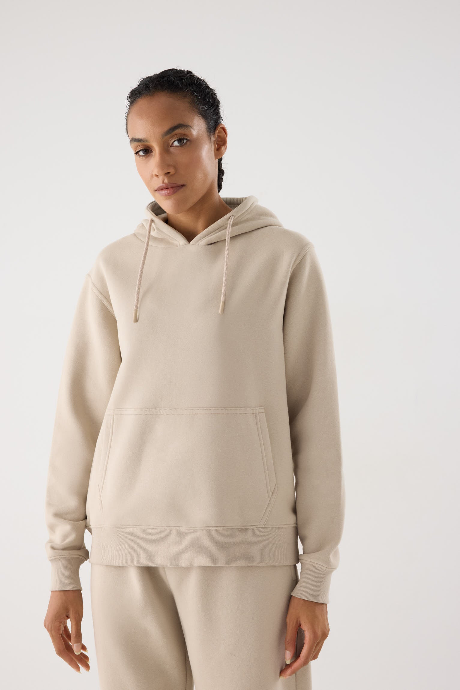 sudadera deportiva con capucha Slowloom en stone vista principal en look deportivo estilo relajado para looks comfy