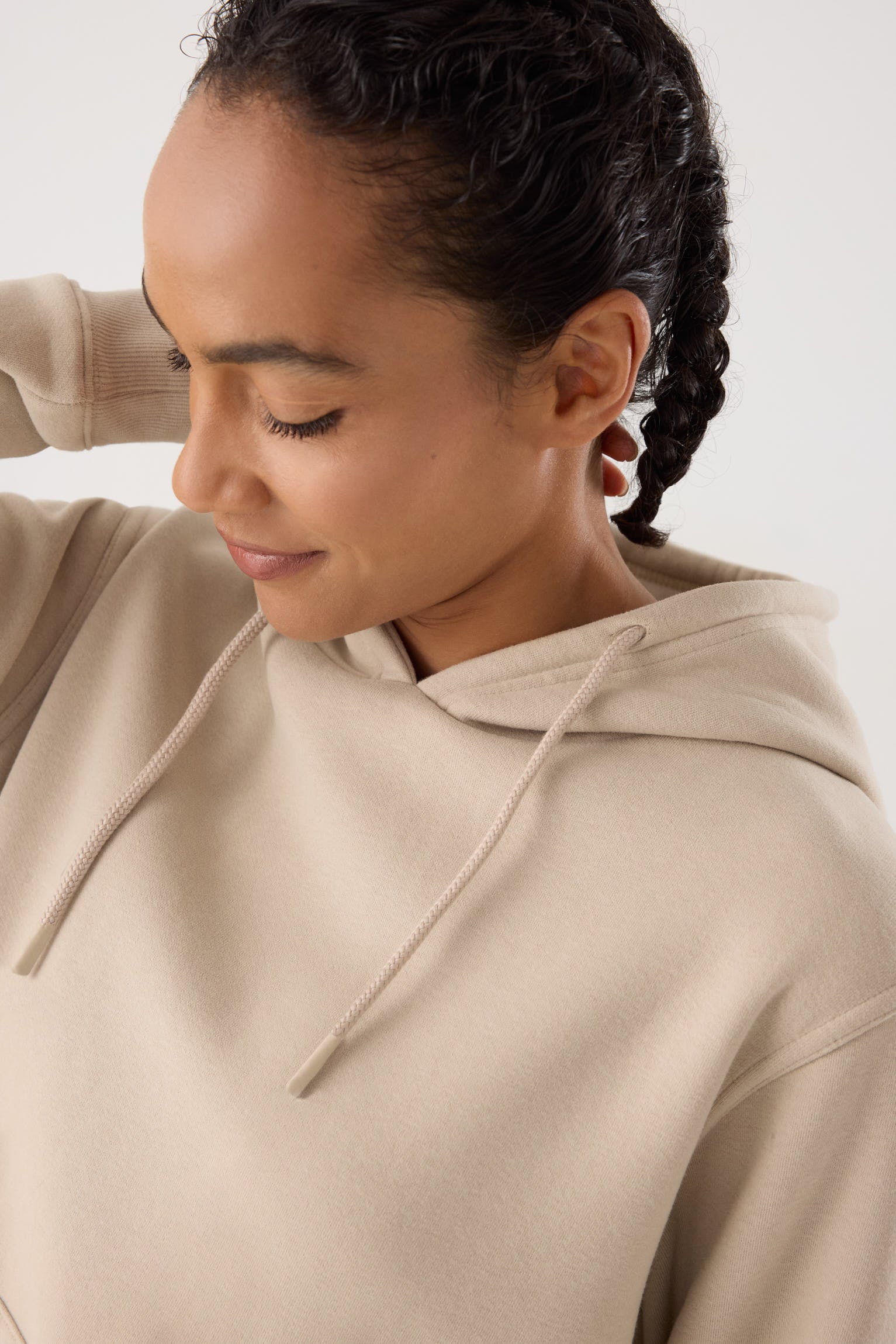 sudadera deportiva con capucha Slowloom en stone detalle ajuste silueta estilo relajado para looks comfy