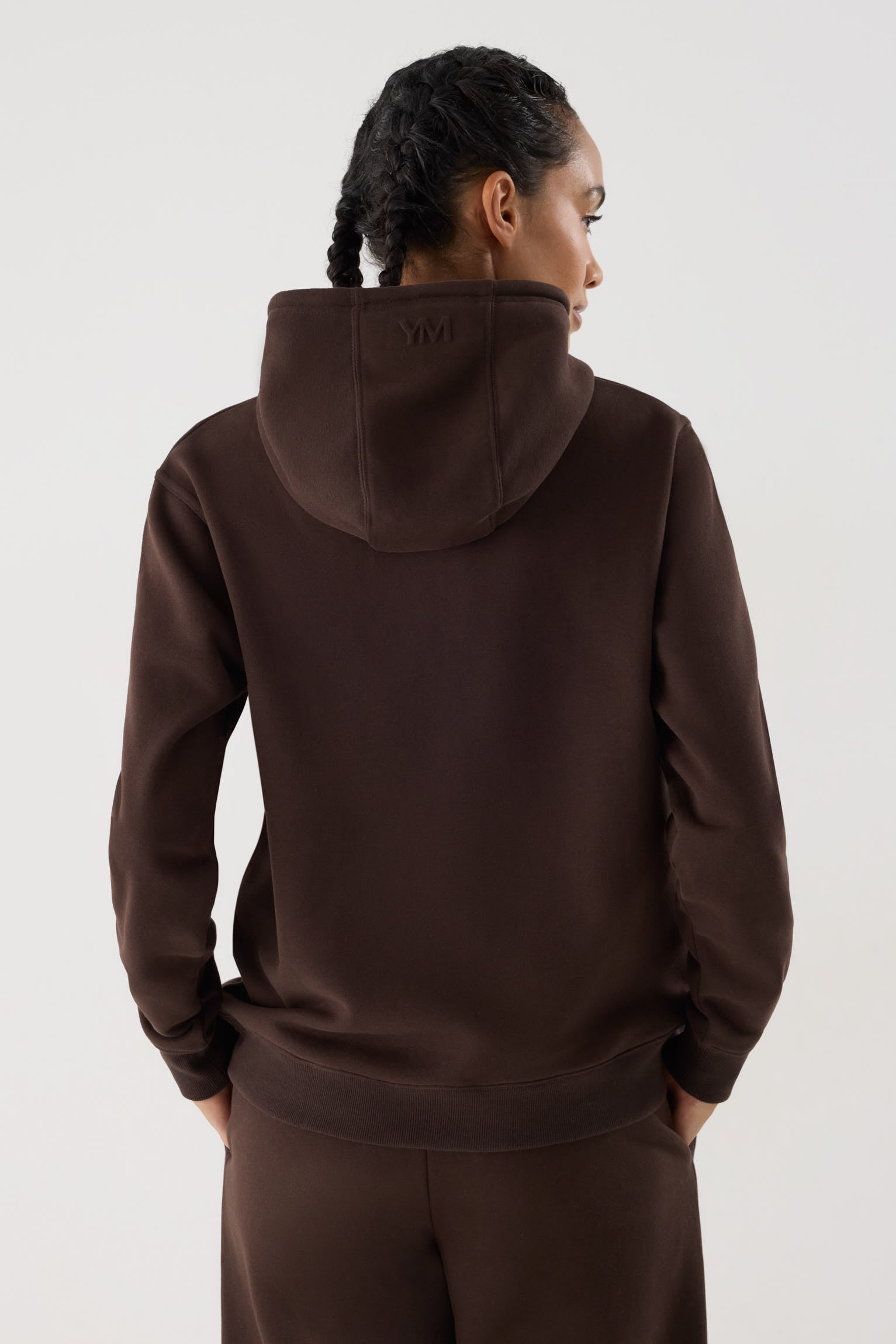 sudadera deportiva con capucha Slowloom en marrón dark chocolate vista en movimiento para entrenamientos estilo relajado para looks comfy