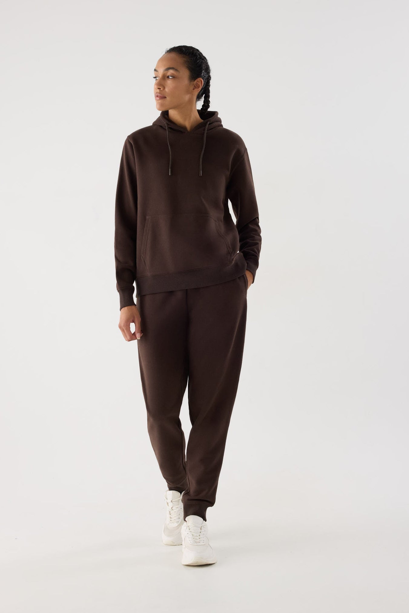 sudadera deportiva mujer con capucha Slowloom en marrón dark chocolate detalle tejido acabado estilo relajado para looks comfy