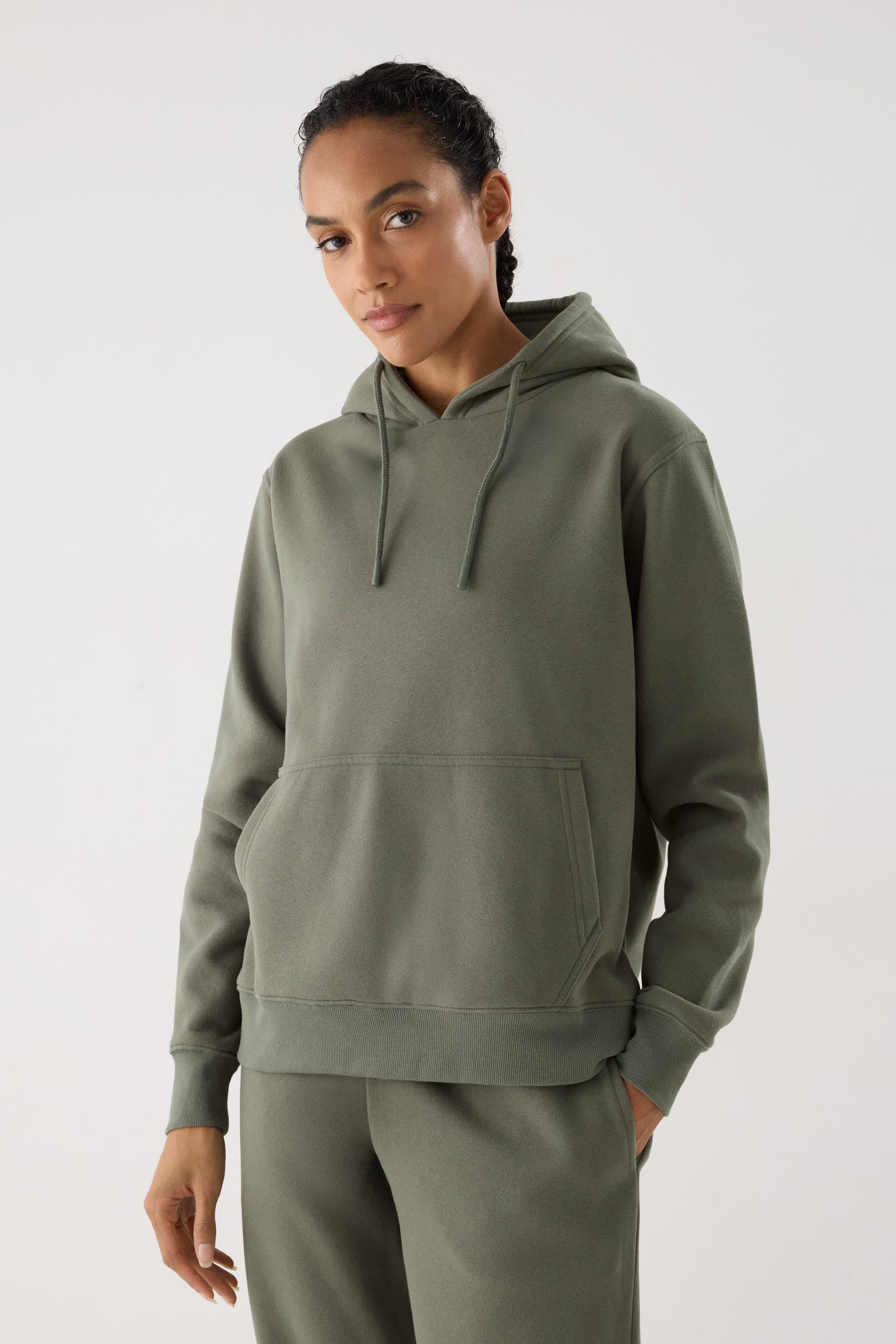 sudadera deportiva con capucha Slowloom vista principal en look deportivo estilo relajado para looks comfy