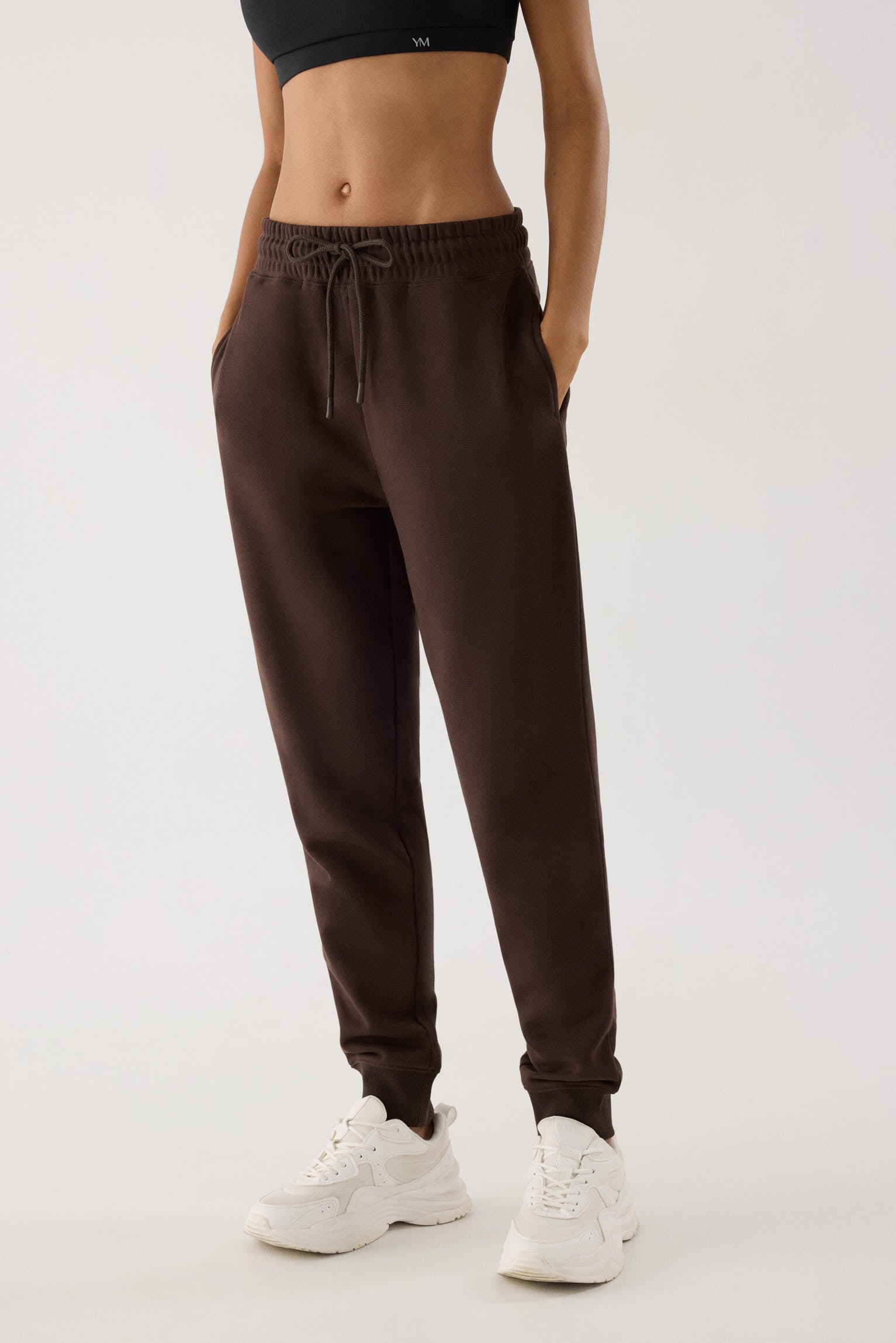 jogger deportivo mujer Slowloom en marrón dark chocolate vista principal en look deportivo patrón relajado para el día a día
