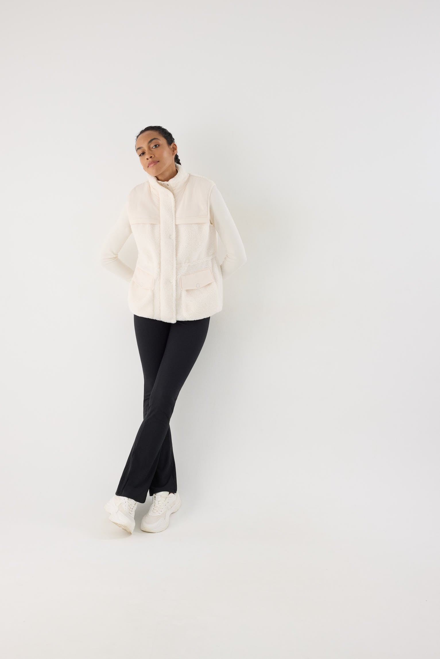 chaleco deportivo térmico termicos en butter cream detalle ajuste silueta cordón interior ajustable bolsillos laterales
