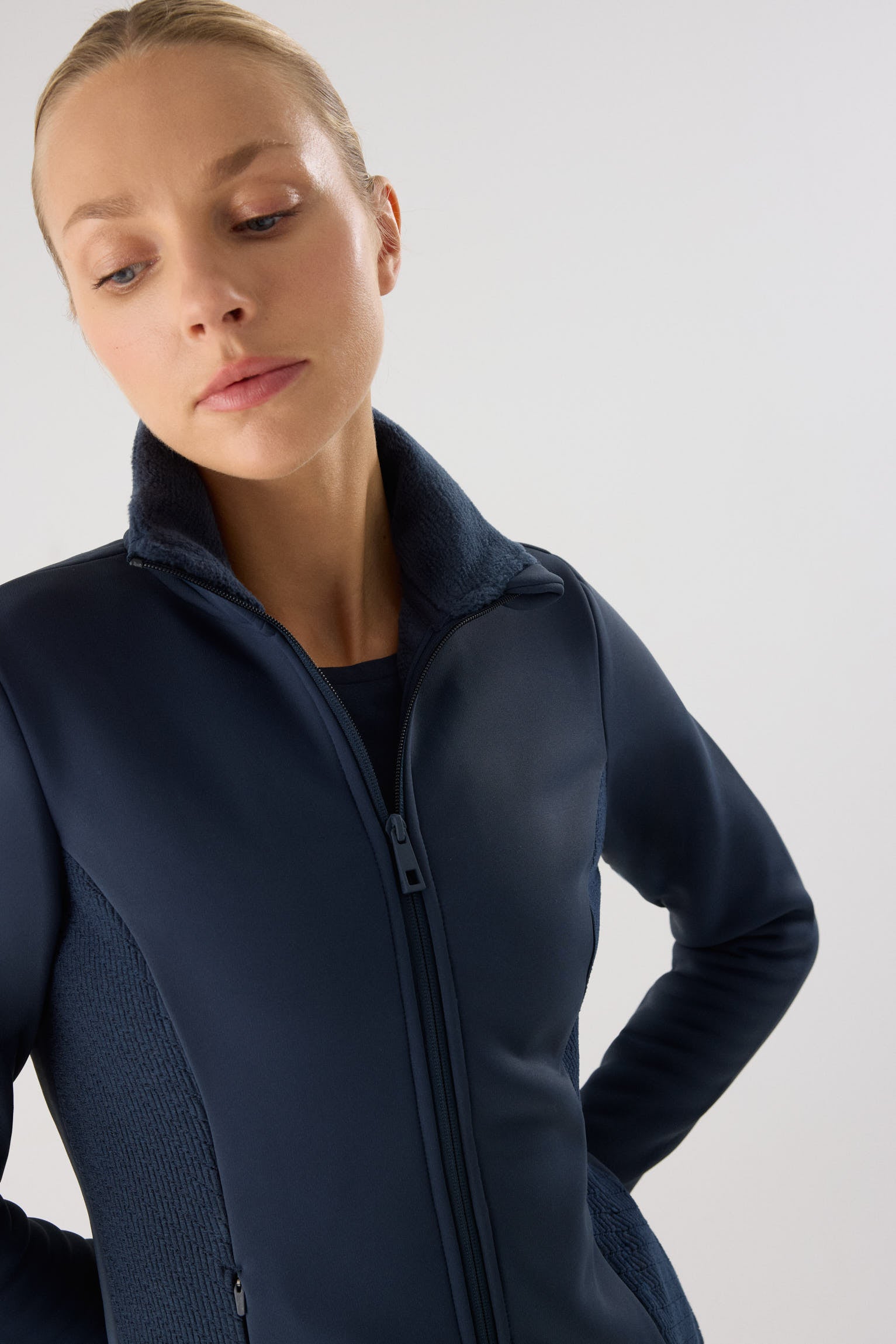 chaqueta deportiva térmica termicos en azul noche detalle ajuste silueta calidad ultra termicos para exterior entrenamiento