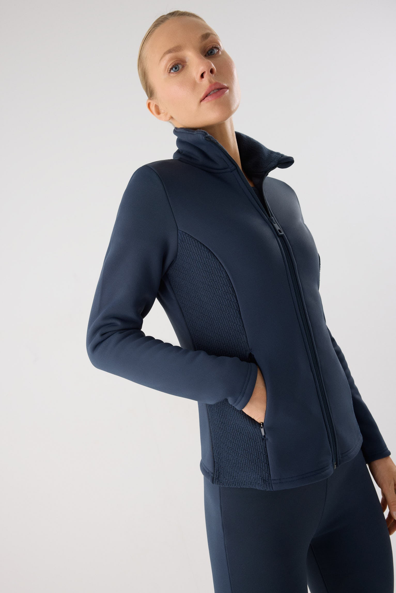 chaqueta deportiva térmica termicos en azul noche vista lateral del conjunto fitness calidad ultra termicos para exterior entrenamiento