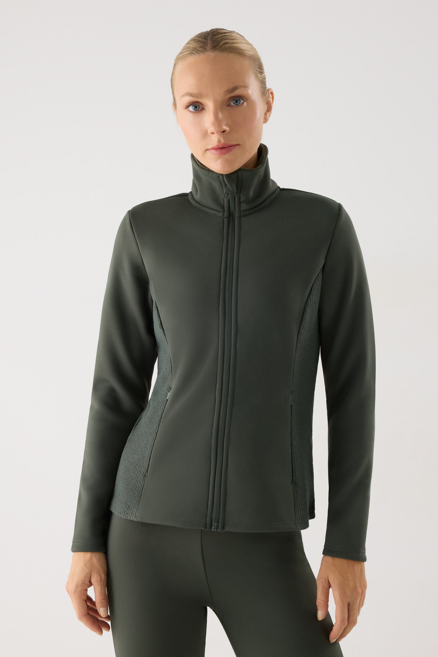 chaqueta deportiva térmica termicos oscuro vista principal en look deportivo calidad ultra termicos para exterior entrenamiento