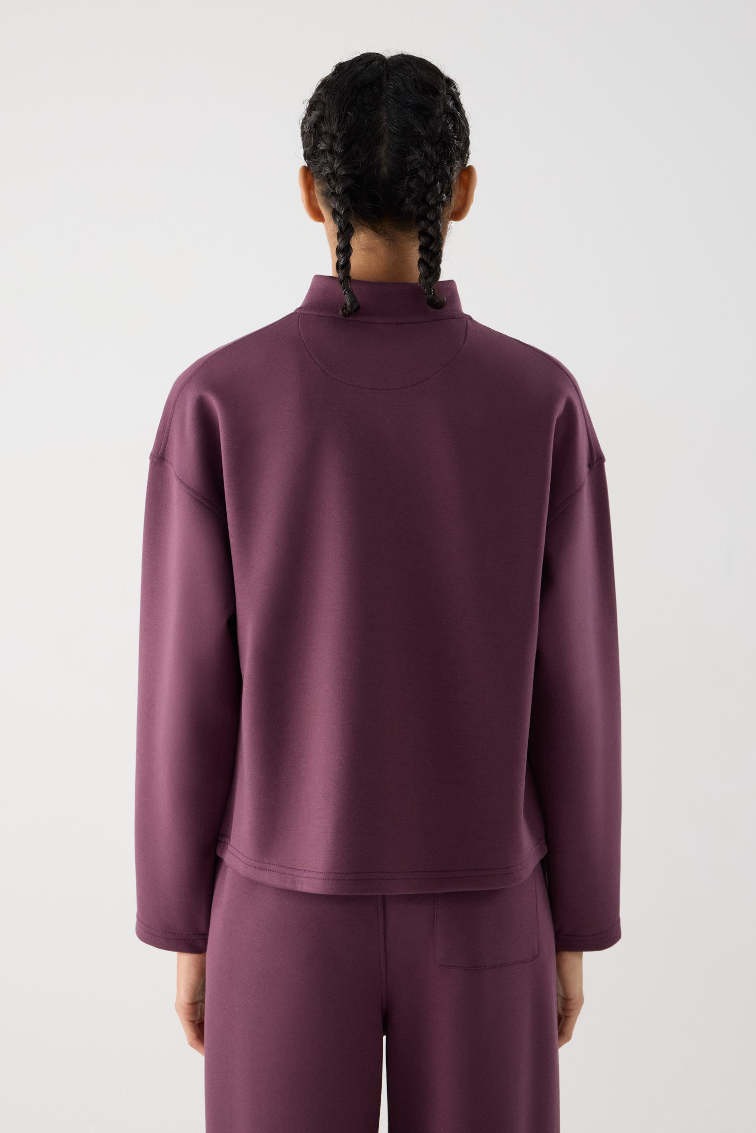 sudadera deportiva mujer Slowloom en granate cherry lacquer vista en movimiento para entrenamientos tejido suave con estilo relajado