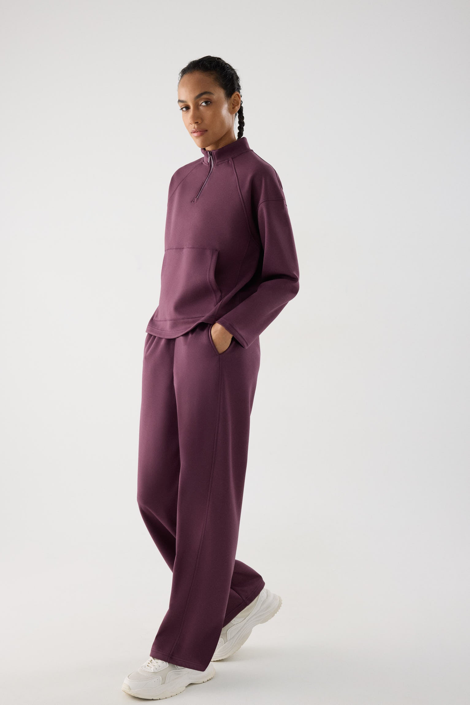 sudadera deportiva mujer Slowloom en granate cherry lacquer detalle ajuste silueta tejido suave con estilo relajado