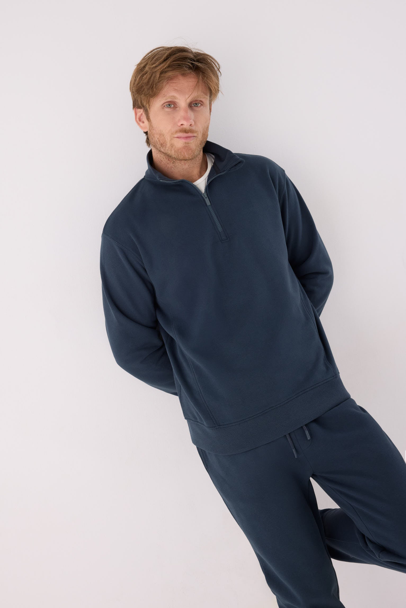 sudadera deportiva para hombre Slowloom en deep navy vista lateral del conjunto fitness patrón relajado para looks comfy
