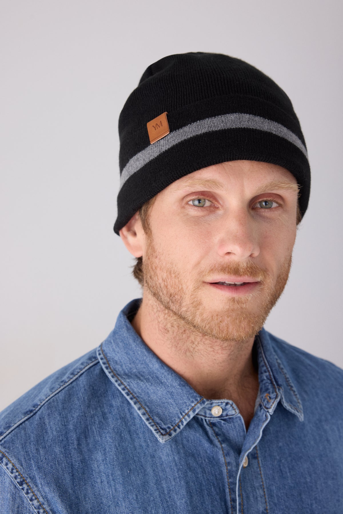 Gorro de punto para hombre con rayas y forro polar negro