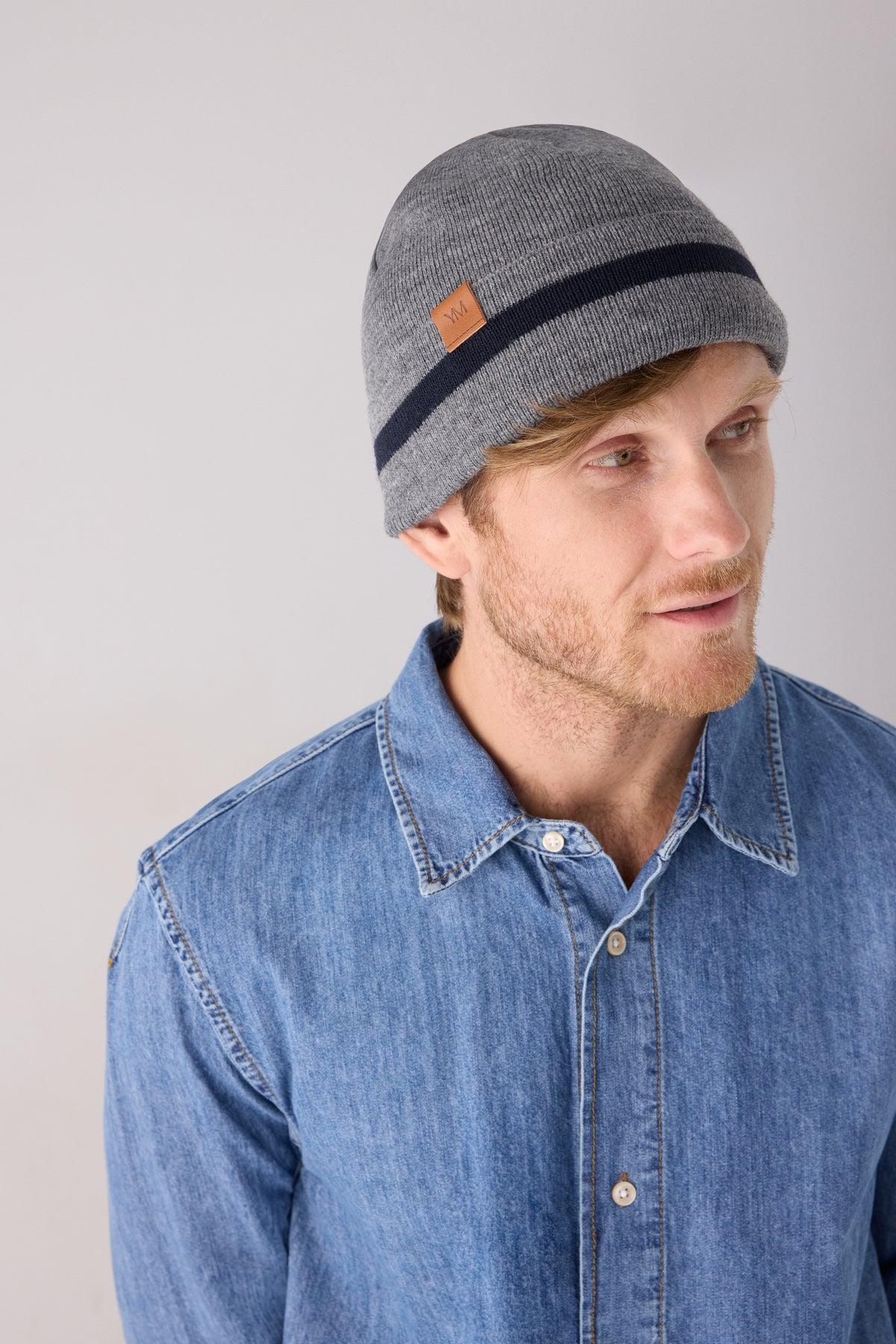 Gorro de punto para hombre con rayas y forro polar gris