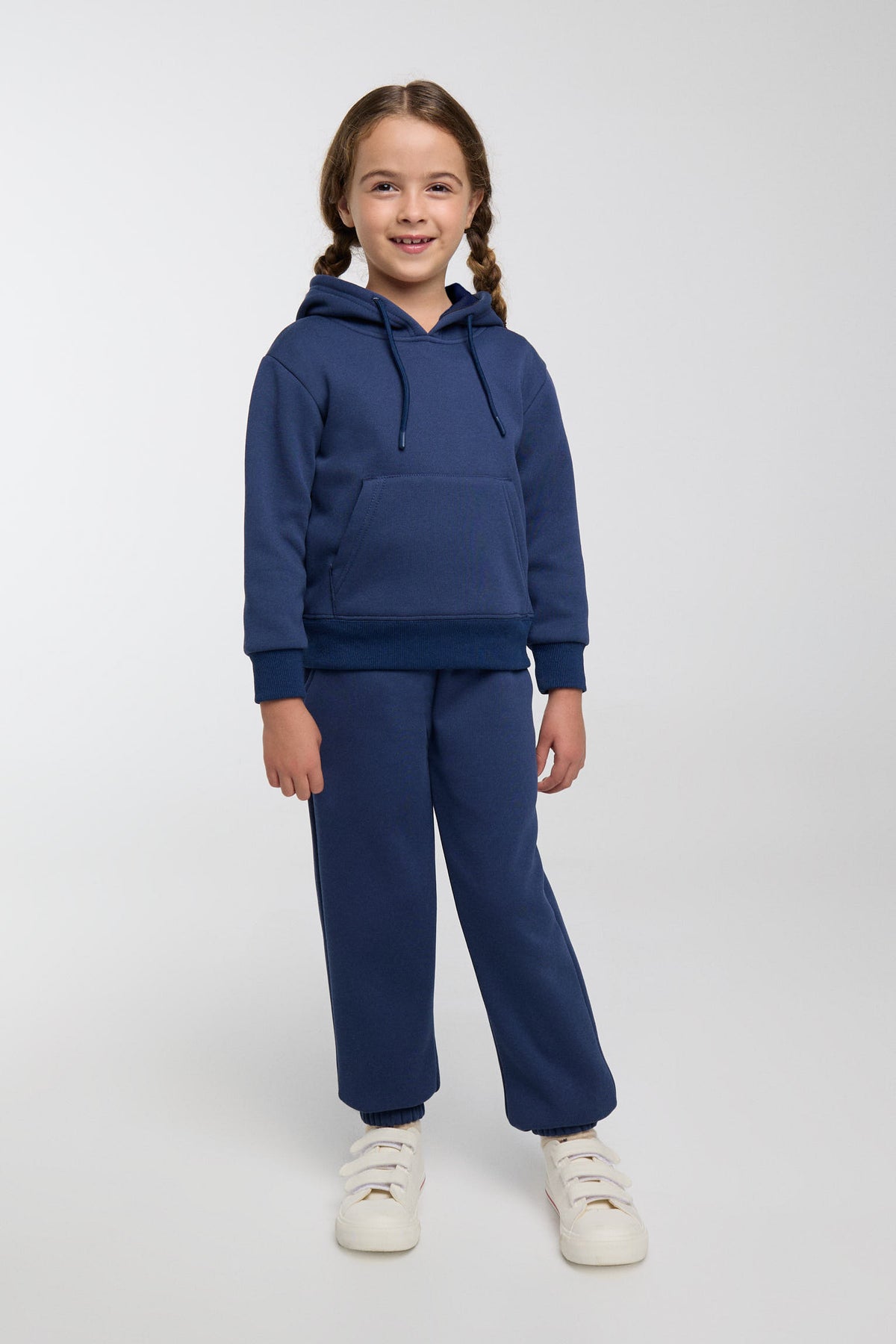 Chándal deportivo de niña afelpado con sudadera con capucha y pantalón jogger en color azul marino
