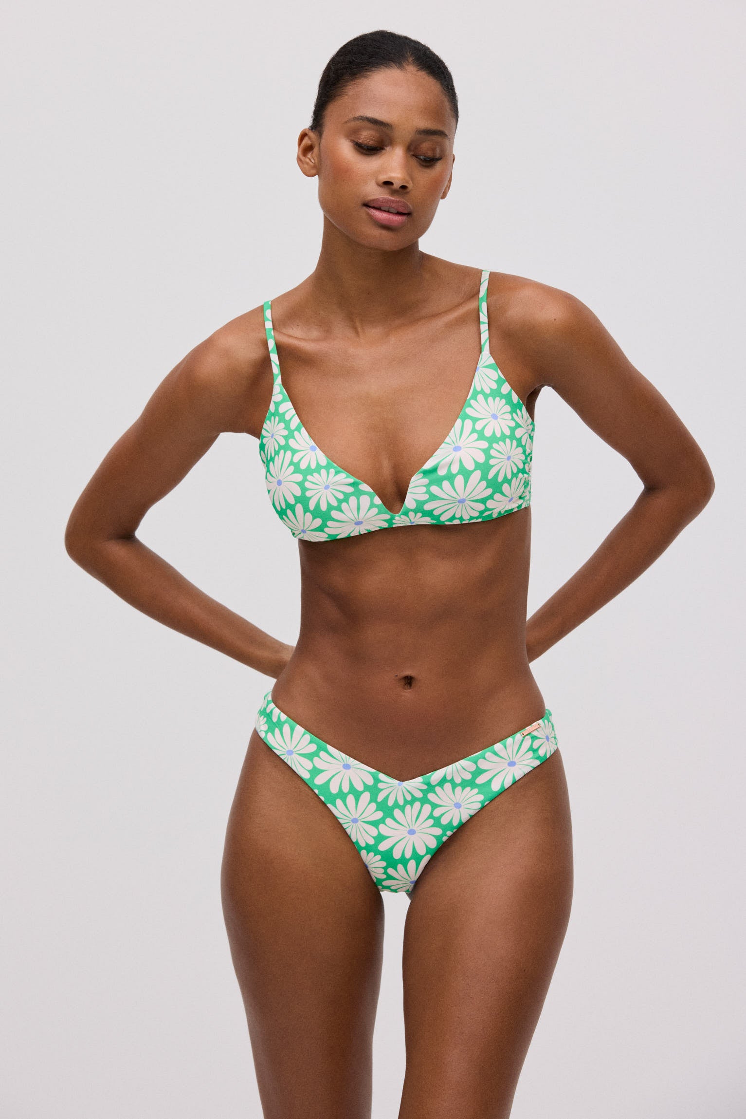 82904-1-bikini-triangulo-estampado-flores-mujer-ysabel-mora-verde