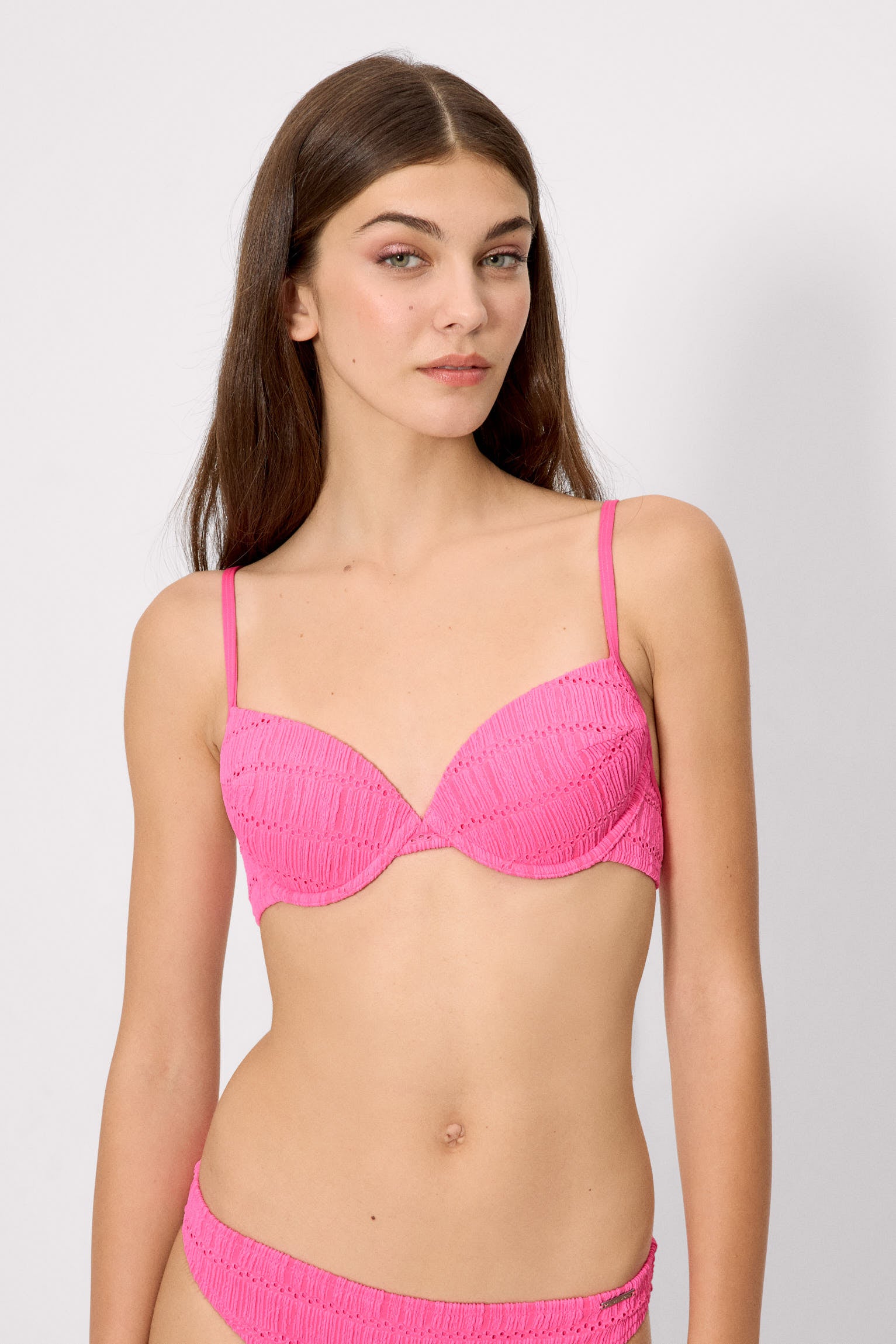 83216-neon-pink-top-bikini-mujer-textura-rosa-copa-b-mujer-ysabel-mora