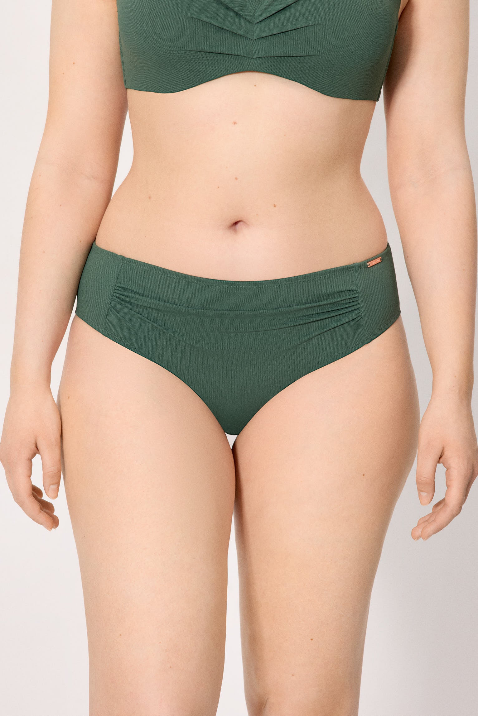 83331-wild-green-braga-bikini-mujer-moldeadora-midi-micropique-verde-oscuro--ysabel-mora