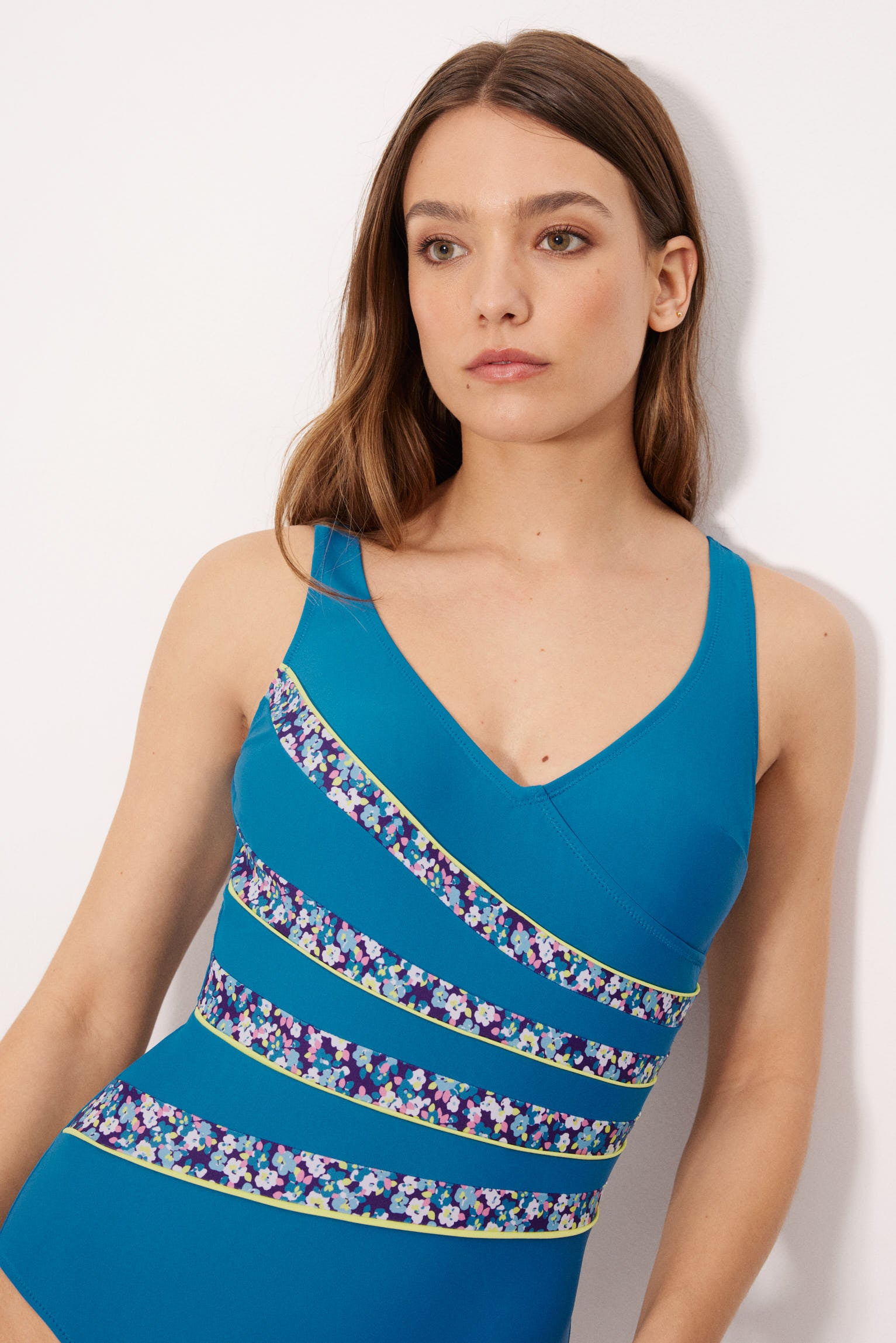 Bañador reductor con aro flores azul copa B - Ysabel Mora