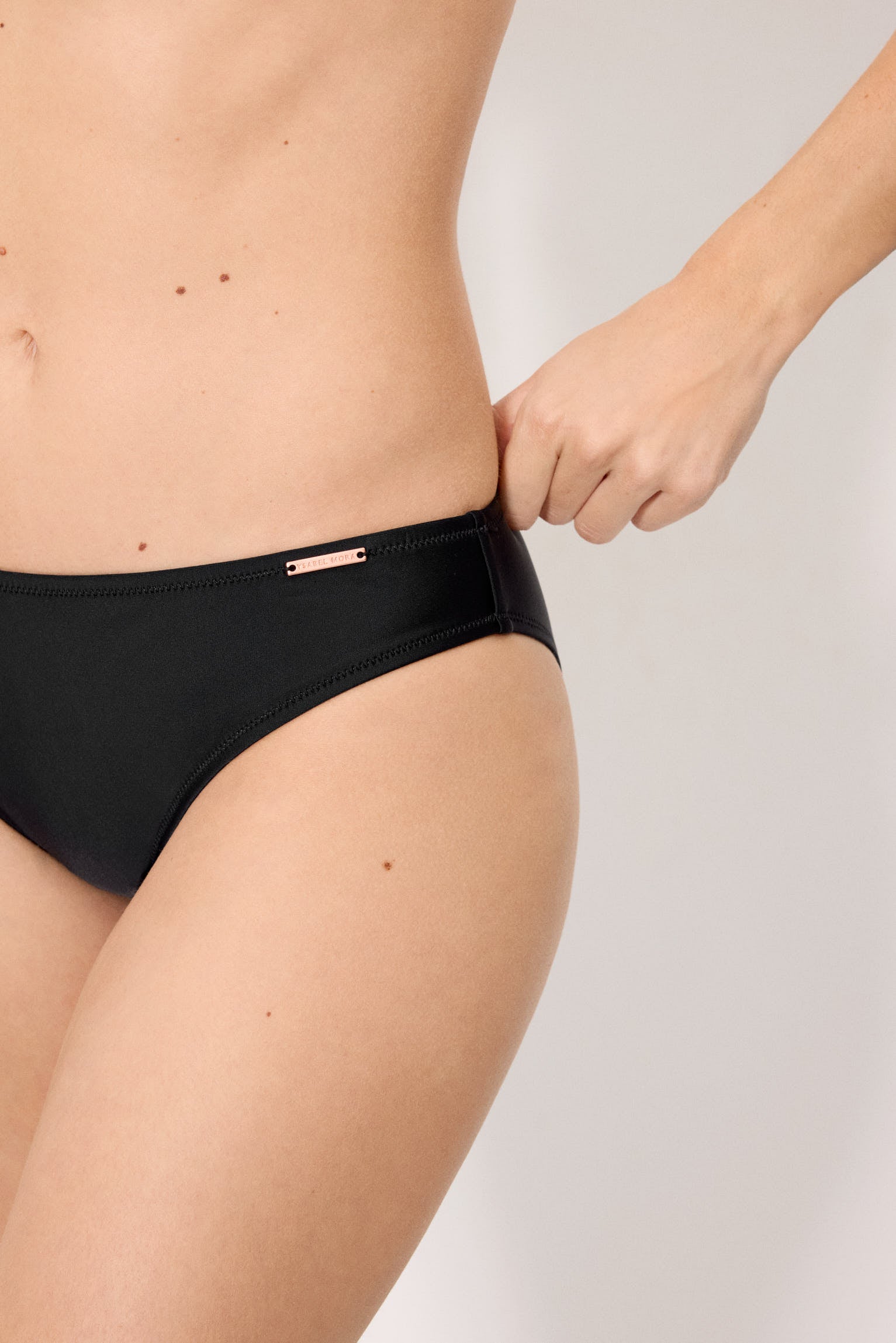 Conjunto de bikini bandeau flor negro copa B - Ysabel Mora